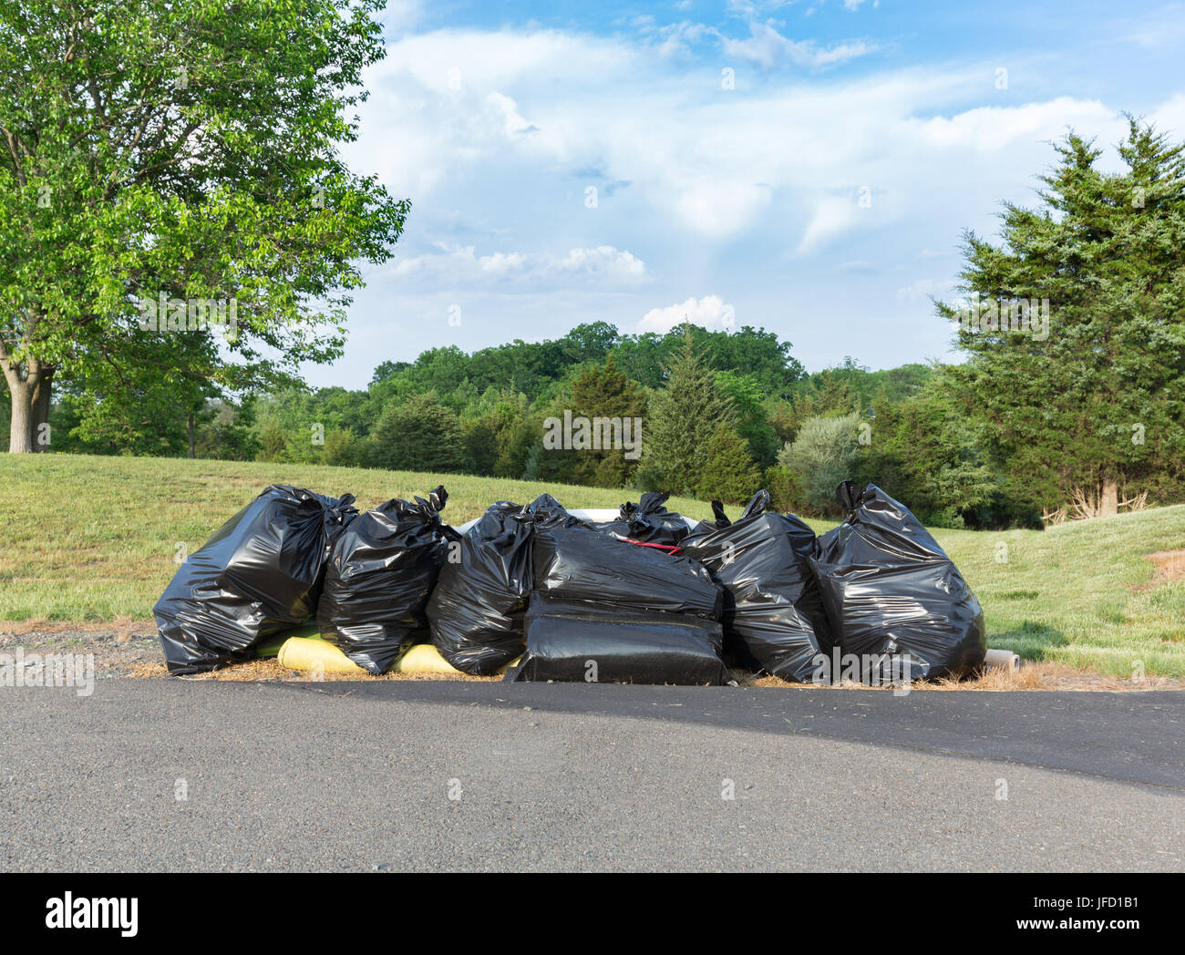 Molti neri dei sacchetti di rifiuti o di rifiuti Foto Stock