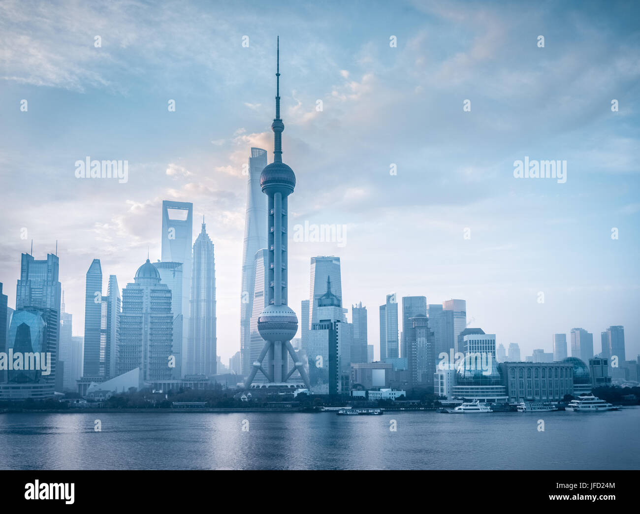 Lo skyline di Shanghai al mattino Foto Stock