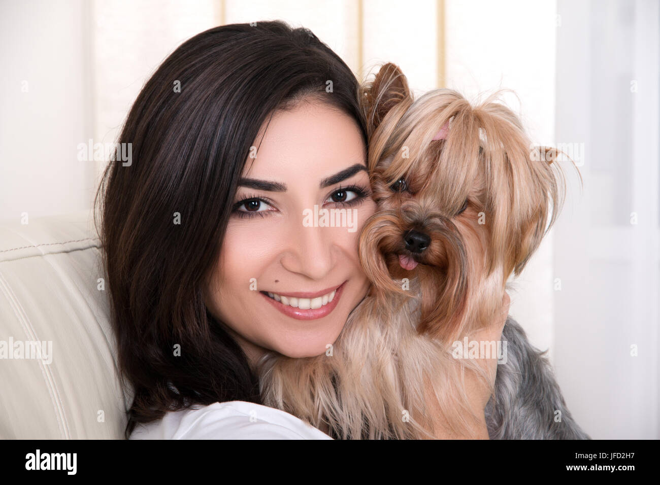 Ritratto di giovane donna bella giocando con il suo cane Foto Stock