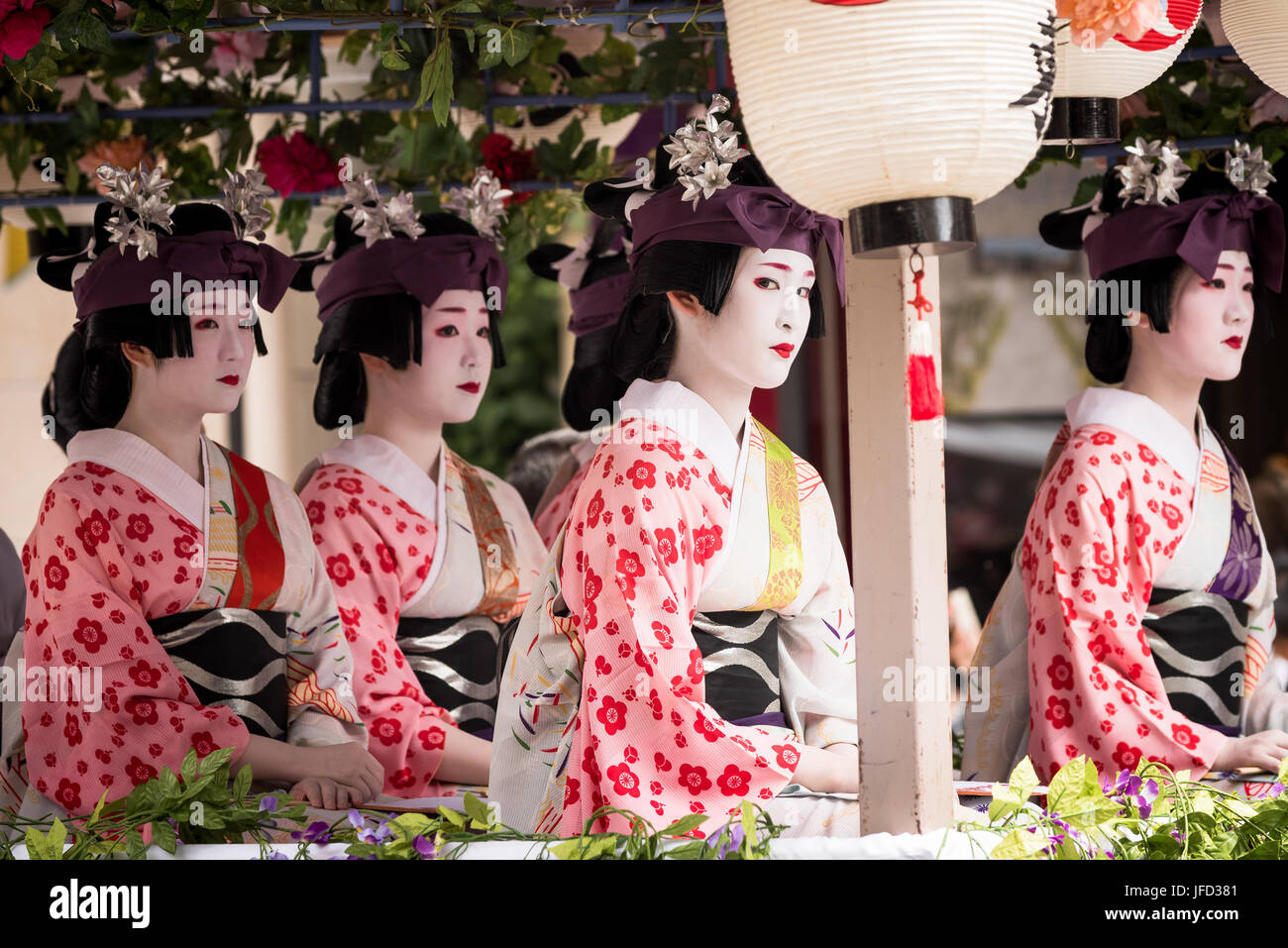 Kyoto, Gion Matsuri Festival sfilate di carri allegorici con la geisha. Uno dei più famosi festival in Giappone. Geisha in Abbigliamento tradizionale Foto Stock