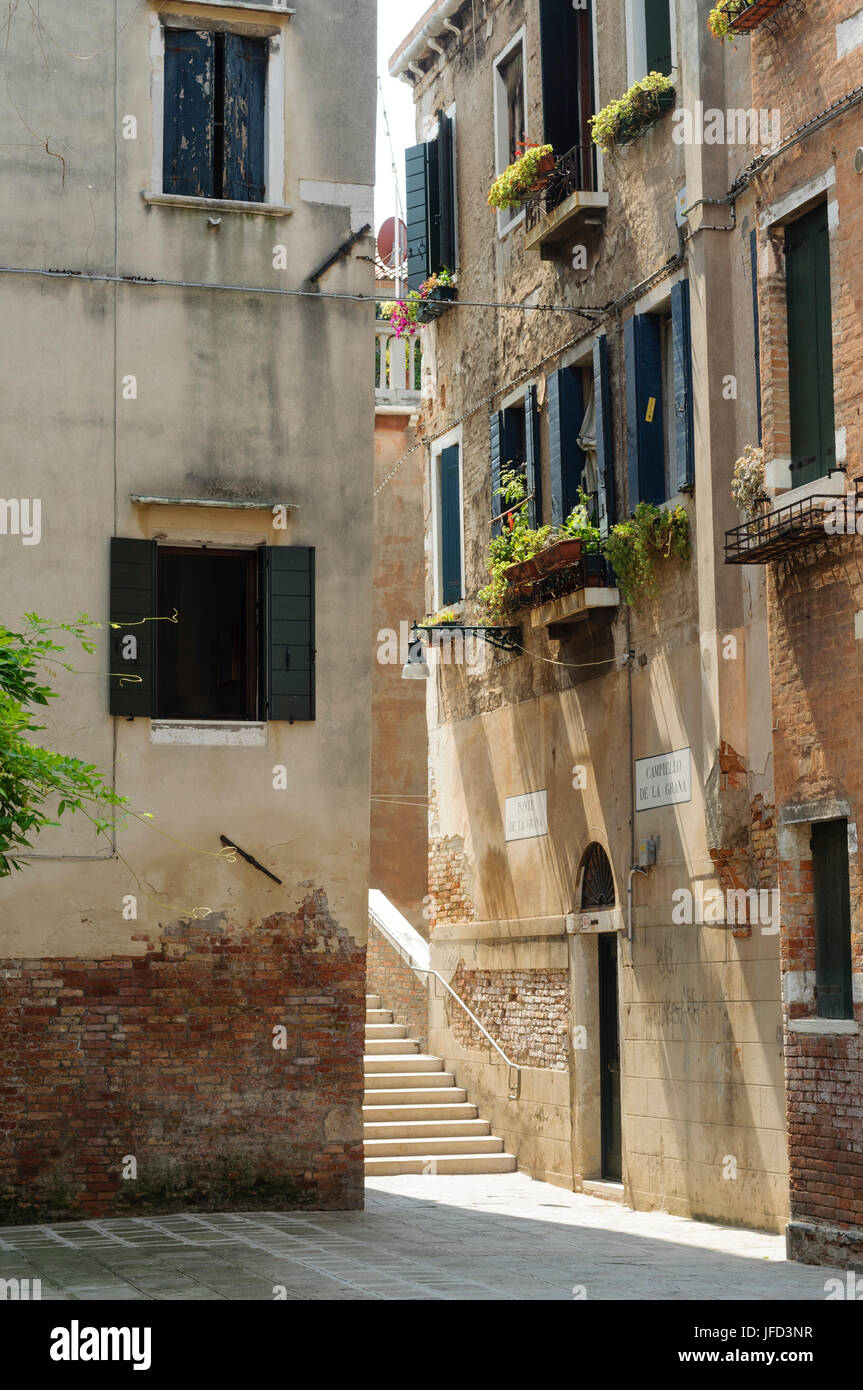 Stretti vicoli in ciottoli nel cuore del centro storico di Venezia, Veneto, Italia, Europa Foto Stock