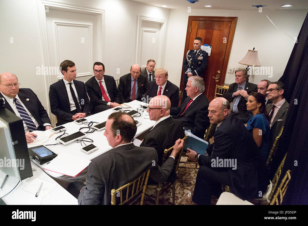 Presidente Donald Trump riceve un briefing, Giovedì, 6 aprile 2017, su un attacco militare sulla Siria, dal suo team di sicurezza nazionale, compreso un video teleconferenza con U.S. Il Segretario della Difesa, Gen. James Mattis e Presidente del Comune di capi di Stato Maggiore, Gen. Joseph F. Dunford, in una posizione protetta a Mar-a-largo in Palm Beach, Florida. (Gazzetta White House Foto di Shealah Central Plaza Hotel) Nota dell'Editore: elementi in questa immagine sono stati modificati per scopi di sicurezza. Foto Stock