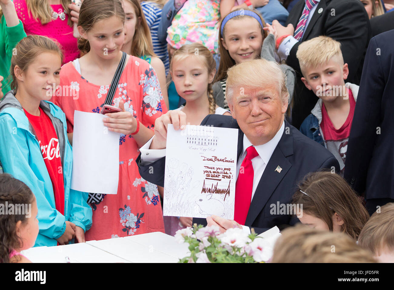 Presidente Donald Trump contiene fino una lettera firmata scrisse ad un membro del militare degli Stati Uniti il lunedì, 17 aprile 2017, durante la 139a Easter Egg Roll alla Casa Bianca a Washington, D.C. Questo è stato il primo uovo di pasqua rotolo di Trump Amministrazione. (Gazzetta White House Foto di Shealah Central Plaza Hotel) Foto Stock