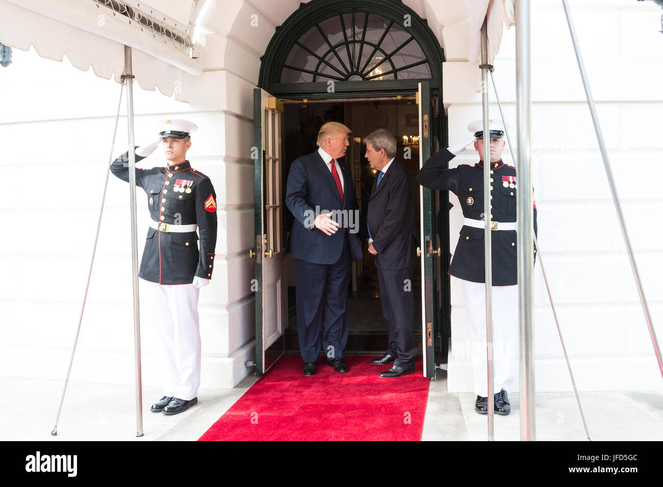 Presidente Donald Trump dice addio al Primo Ministro italiano Paolo Gentiloni, giovedì, 20 aprile 2017, a sud Portico della Casa Bianca di Washington, D.C. (Gazzetta White House Foto di Shealah Central Plaza Hotel) Foto Stock