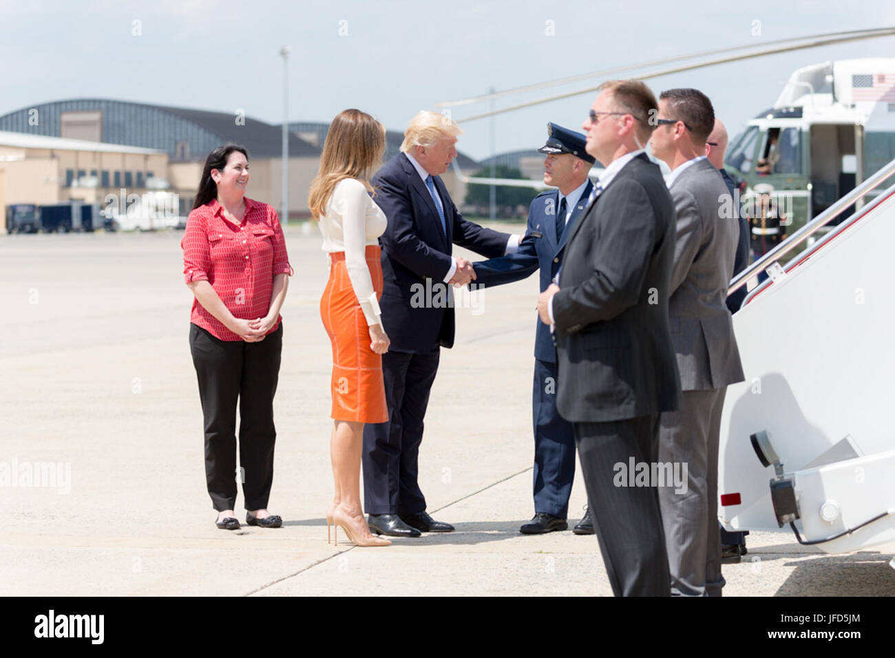 Presidente Donald Trump e la First Lady Melania Trump sono accolti al loro arrivo in Air Force One, Venerdì, 19 maggio 2017, a base comune Andrews, MD, per l'inizio della loro visita d'oltremare in Arabia Saudita, Israele, Roma, Bruxelles e Taormina, Italia. (Gazzetta White House Foto di Shealah Central Plaza Hotel) Foto Stock