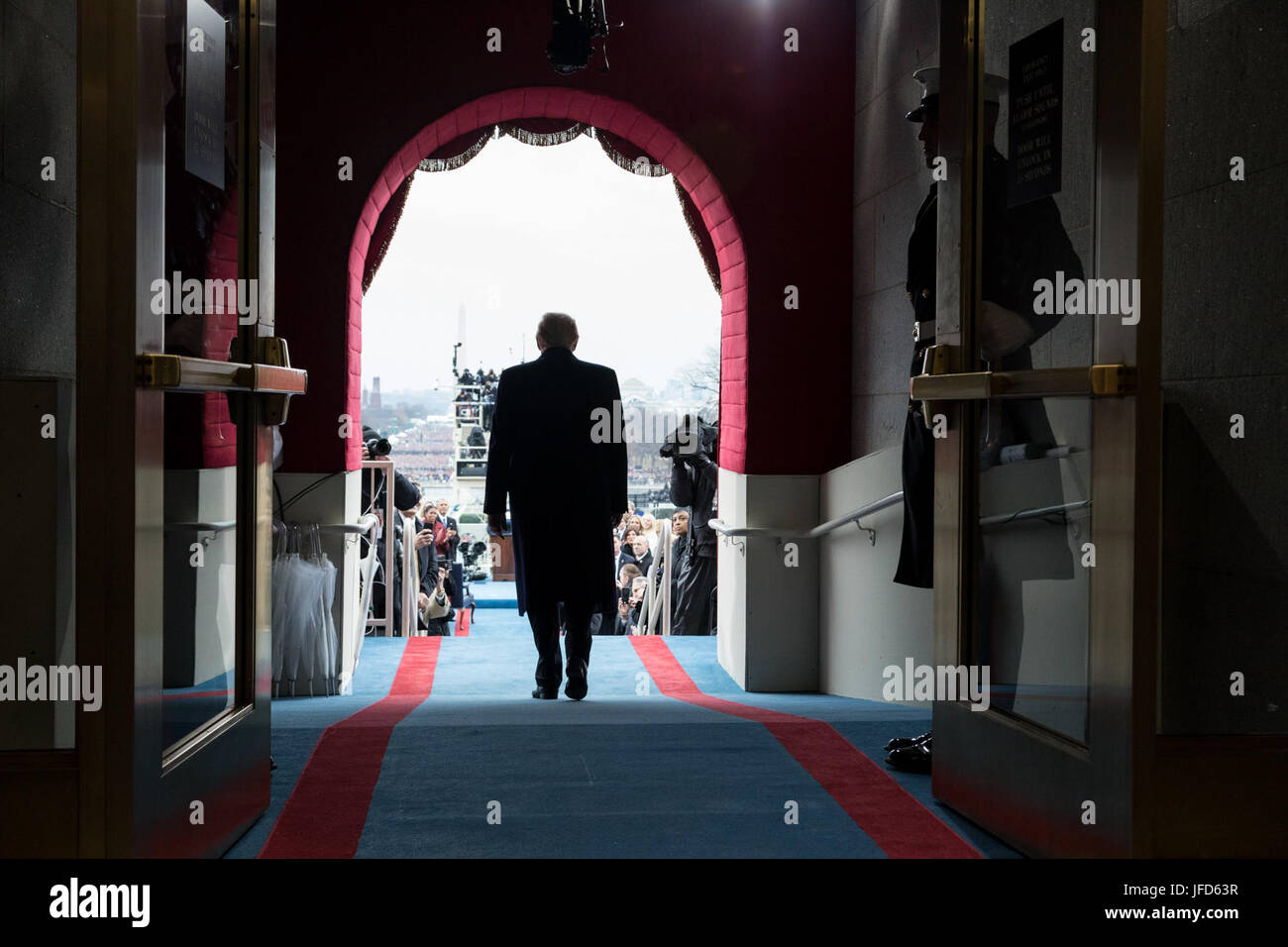 Presidente-eletto Donald Trump passeggiate a prendere il suo posto per la cerimonia inaugurale giuramento cerimonia presso l'U.S. Capitol a Washington D.C., Venerdì, 20 gennaio 2017. (Gazzetta White House Foto di Shealah Central Plaza Hotel) Foto Stock