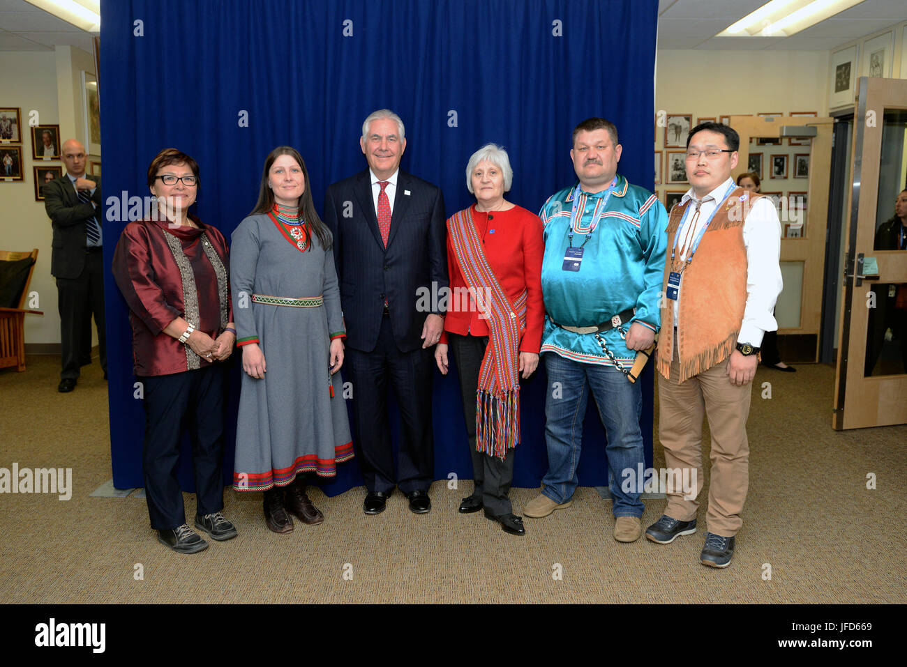 Stati Uniti Il segretario di Stato Rex Tillerson in posa per una foto con il Pan-Arctic indigeni partecipante permanente dei capi di delegazione al Consiglio Artico al Morris Thompson e culturale del centro visitatori a Fairbanks, Alaska, il 10 maggio 2017. [U.S. Air Force foto / ] Foto Stock