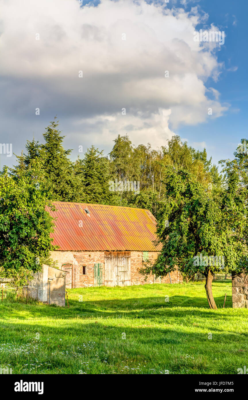 Il vecchio fienile in una fattoria Foto Stock