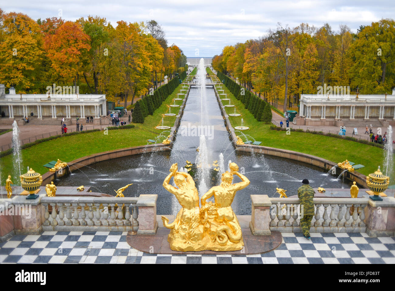 Parco con fontana e canale di Peterhof Palace in Russia. Foto Stock