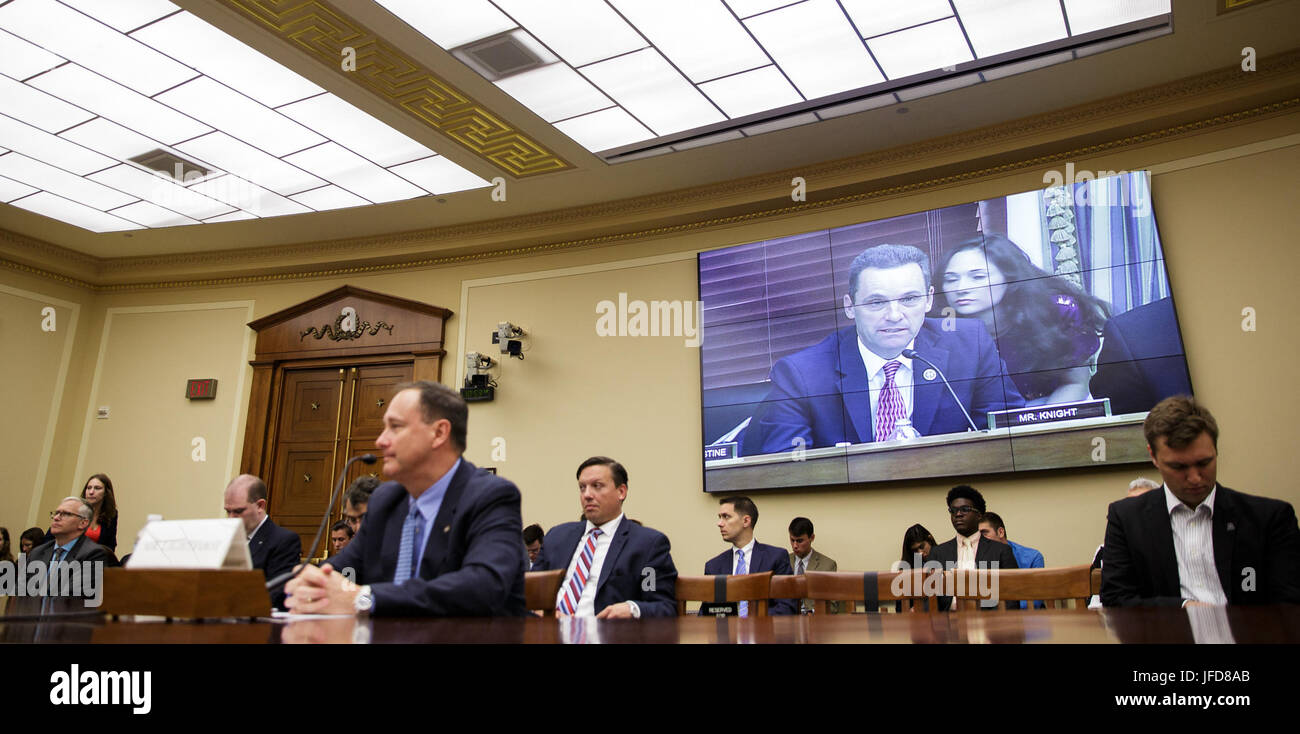 Il Rep. Stephen Knight parla durante un'audizione del Comitato della camera per la Scienza, lo spazio e la tecnologia, esaminando il budget della NASA per l'anno fiscale 2018. L'audizione si concentra sui finanziamenti e sulle priorità per le future missioni spaziali e i progressi tecnologici. Foto Stock