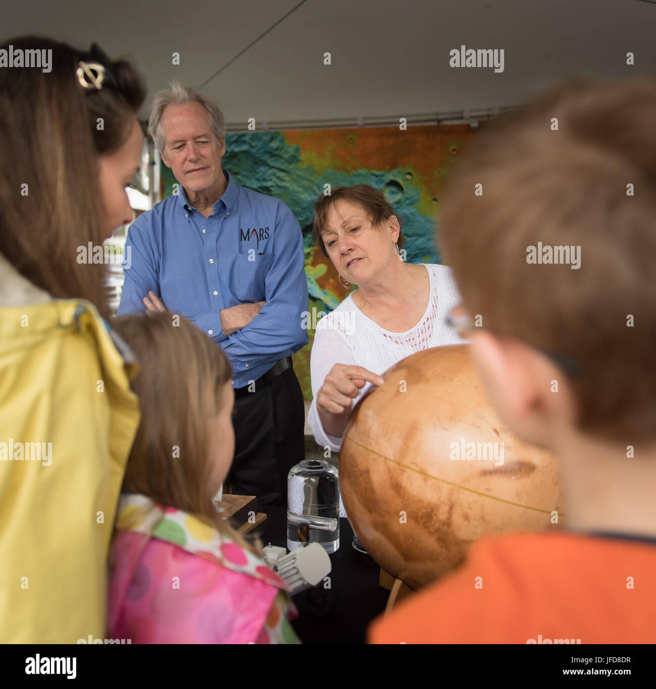 Michael Meyer, Chief Scientist for Mars Exploration della NASA, e Mary Voytek, Senior Scientist for Astrobiology, parlano alla celebrazione del nuovo anno su Marte a Mars, Pennsylvania. L'evento includeva attività STEAM e discussioni sulla futura esplorazione di Marte. Foto Stock