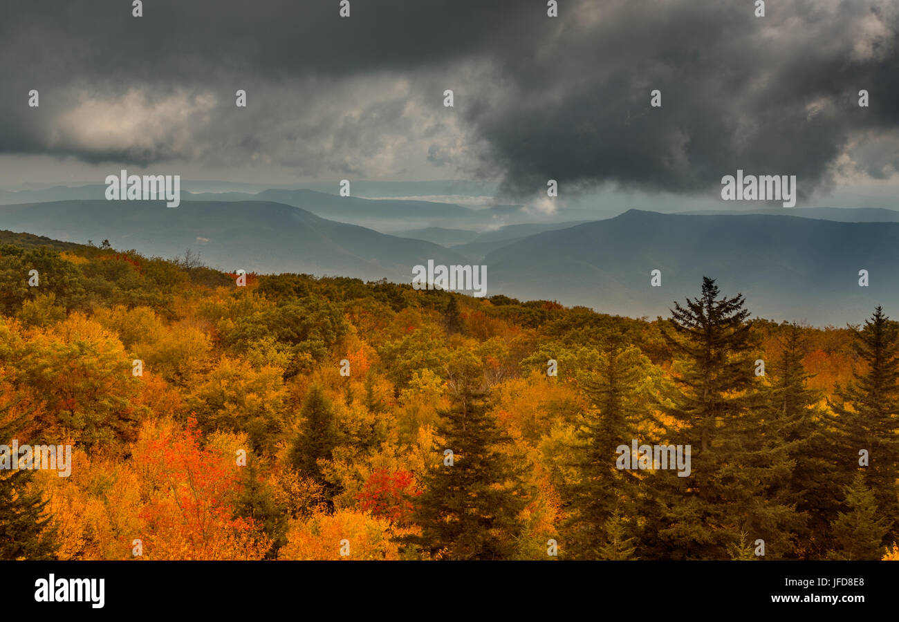 Panorama di colline tempestoso dal Dolly zolle Foto Stock