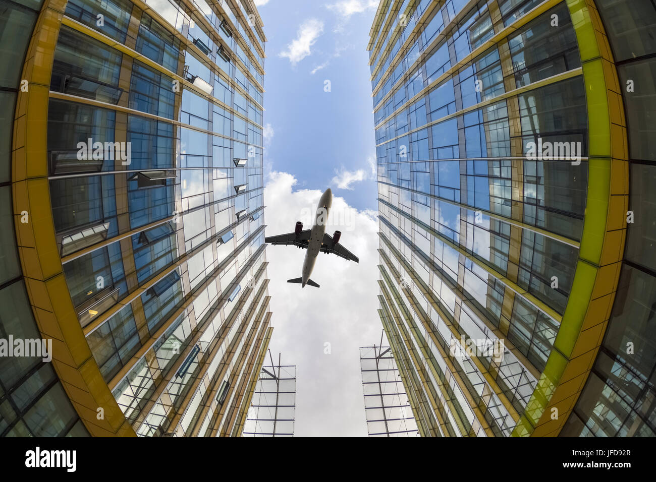 Moderni edifici di vetro e aereo Foto Stock