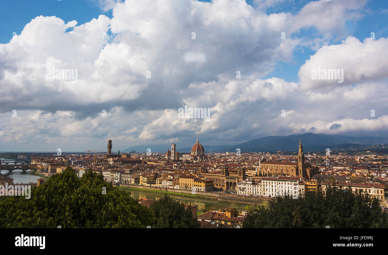Orizzonte di Firenze con le nuvole Foto Stock
