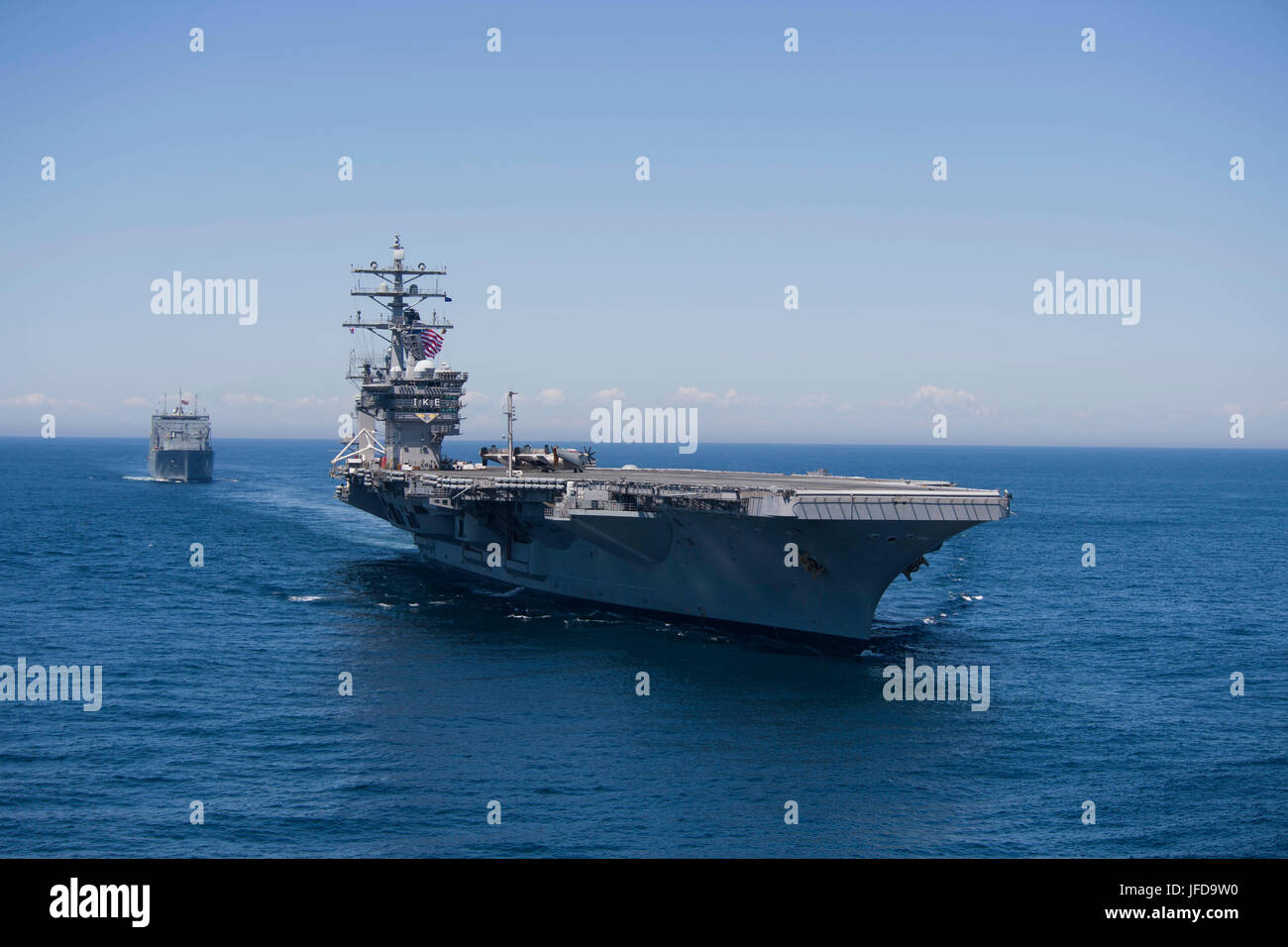 La USS Dwight D. Eisenhower, la USS San Jacinto e la USNS Robert E. Perry conducono un gruppo bilaterale che naviga nell'Oceano Atlantico a sostegno del 150 anniversario del Canada, dimostrando il coordinamento navale e la prontezza operativa. Foto Stock