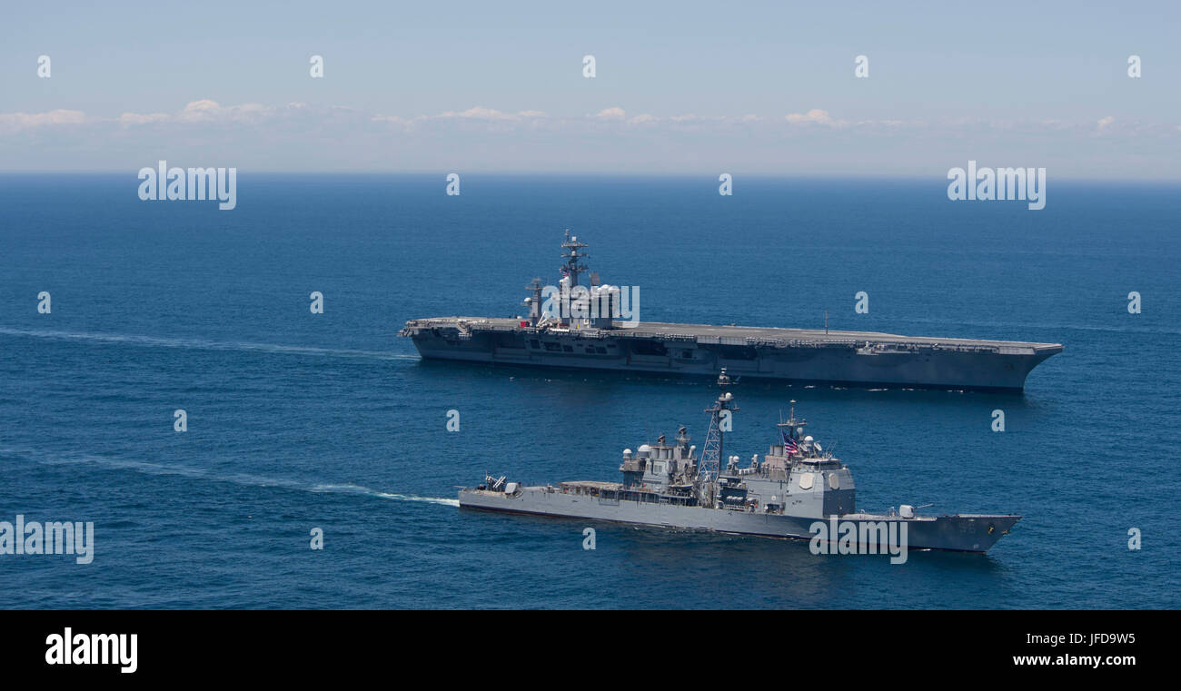 La portaerei USS Dwight D. Eisenhower (CVN 69) e l'incrociatore missilistico guidato USS San Jacinto (CG 56) hanno transitato nell'Oceano Atlantico il 27 giugno 2017, partecipando a una vela bilaterale di gruppo in occasione del 150 anniversario del Canada. Foto Stock