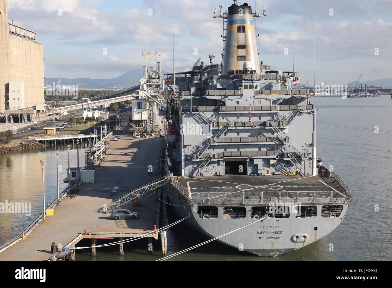 170628-N-IX266-010 GLADSTONE, Australia (27 giugno 2017)-Sealift militare il comando della flotta di oliatore di rifornimento USNS Rappahannock (T-AO 204) siede pier-lato qui prima dell'inizio dell'esercizio talismano Sabre 2017 (TS17). Il Rappahannock è parte di un gruppo di combattimento di logistica le navi della flotta che sarà in conduzione il rifornimento in mare eventi durante il periodo TS17. (U.S. Foto della marina da Grady T. Fontana/rilasciato) Foto Stock