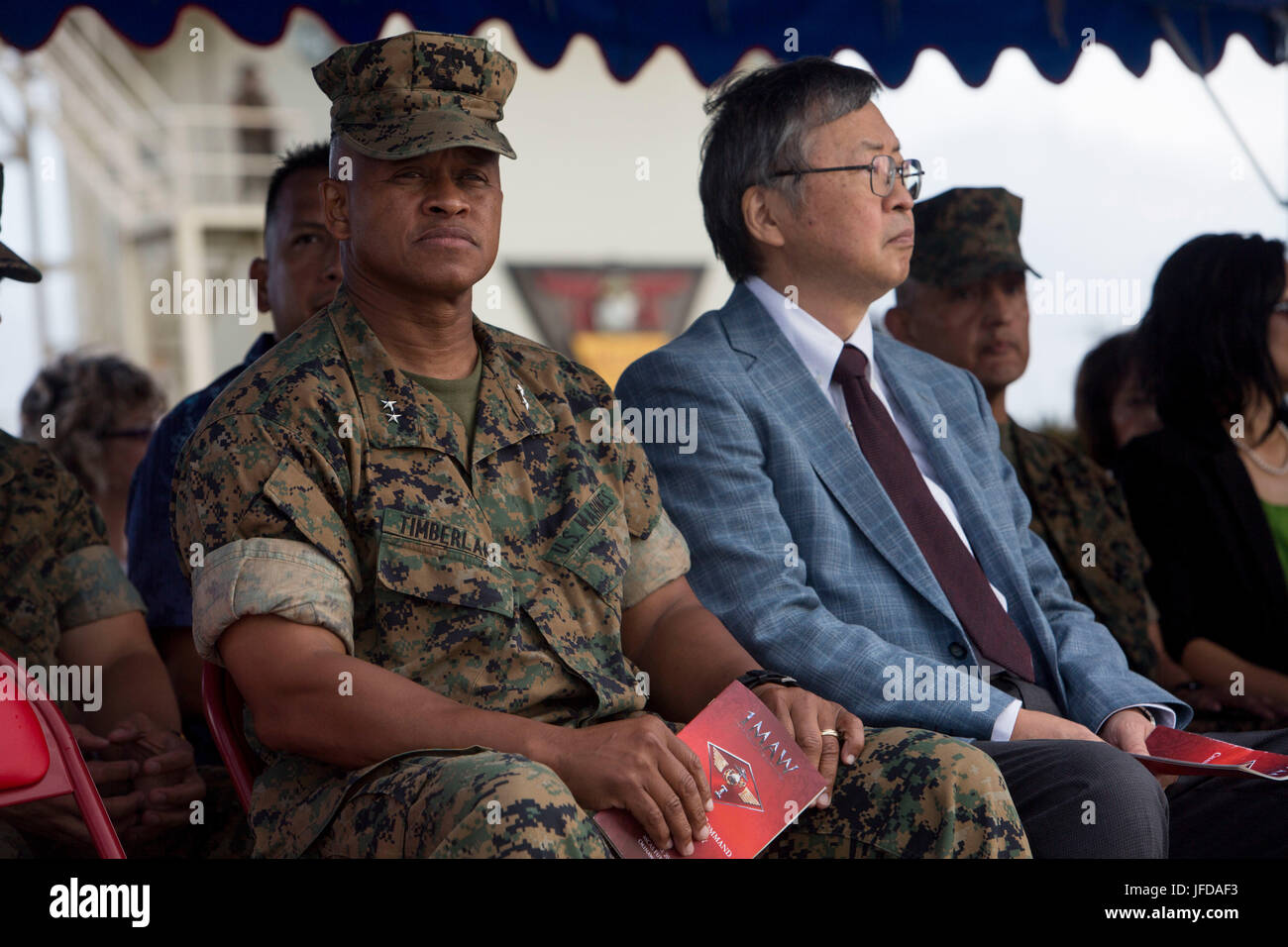 Stati Uniti Marine Corps Il Mag. Gen. Craig Q. Timberlake, comandante generale, 3D Divisione Marine, assiste ad una modifica del comando cerimonia su Marine Corps Air Station Futenma, Okinawa, in Giappone, 29 giugno 2017. La cerimonia si è svolta per il Mag. Gen. Russell A. C. Sanborn a cedere il comando come comandante generale, 1° Marine ALA DI AEROMOBILE a Briga. Gen. Thomas D. Weidley. (U.S. Marine Corps photo by MCIPAC combattere lancia fotocamera Cpl. Jeanlouis Jesula) Foto Stock