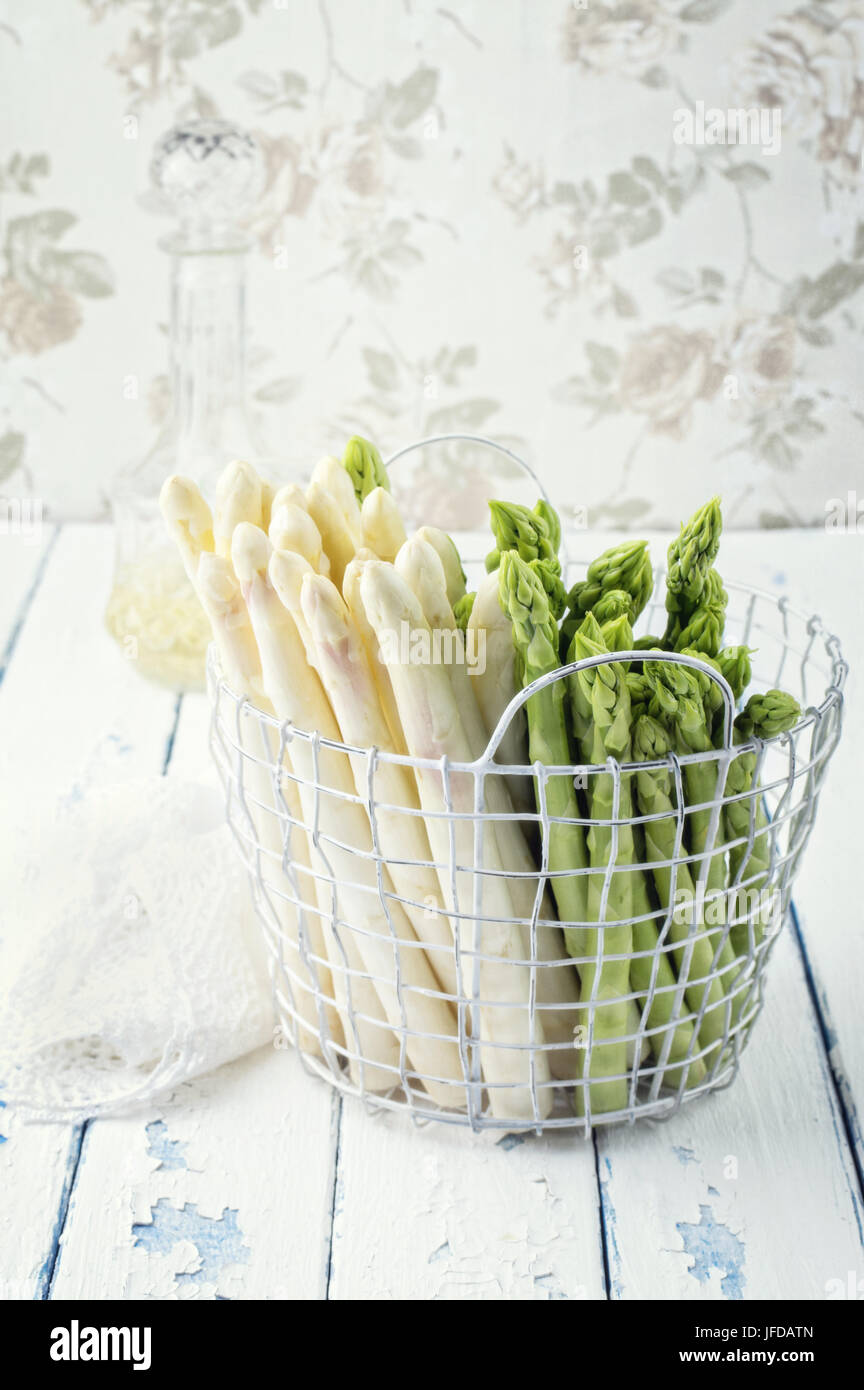Verde e asparagi bianchi nel cestello Foto Stock
