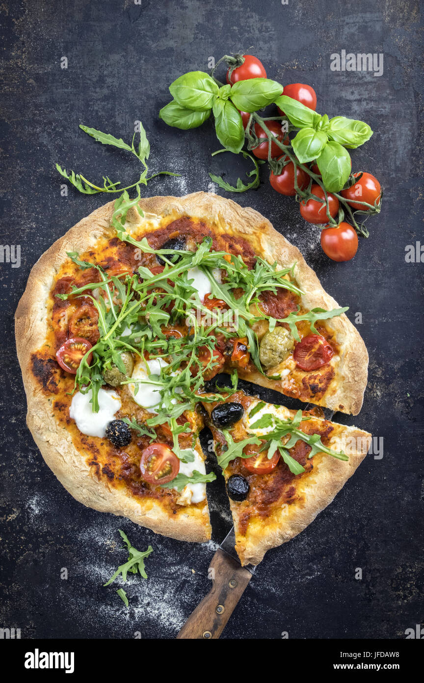 Pizza Caprese sul vecchio foglio di metallo Foto Stock