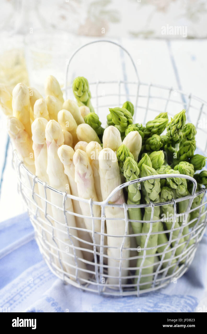 Il bianco e il verde gli asparagi nel cestello Foto Stock