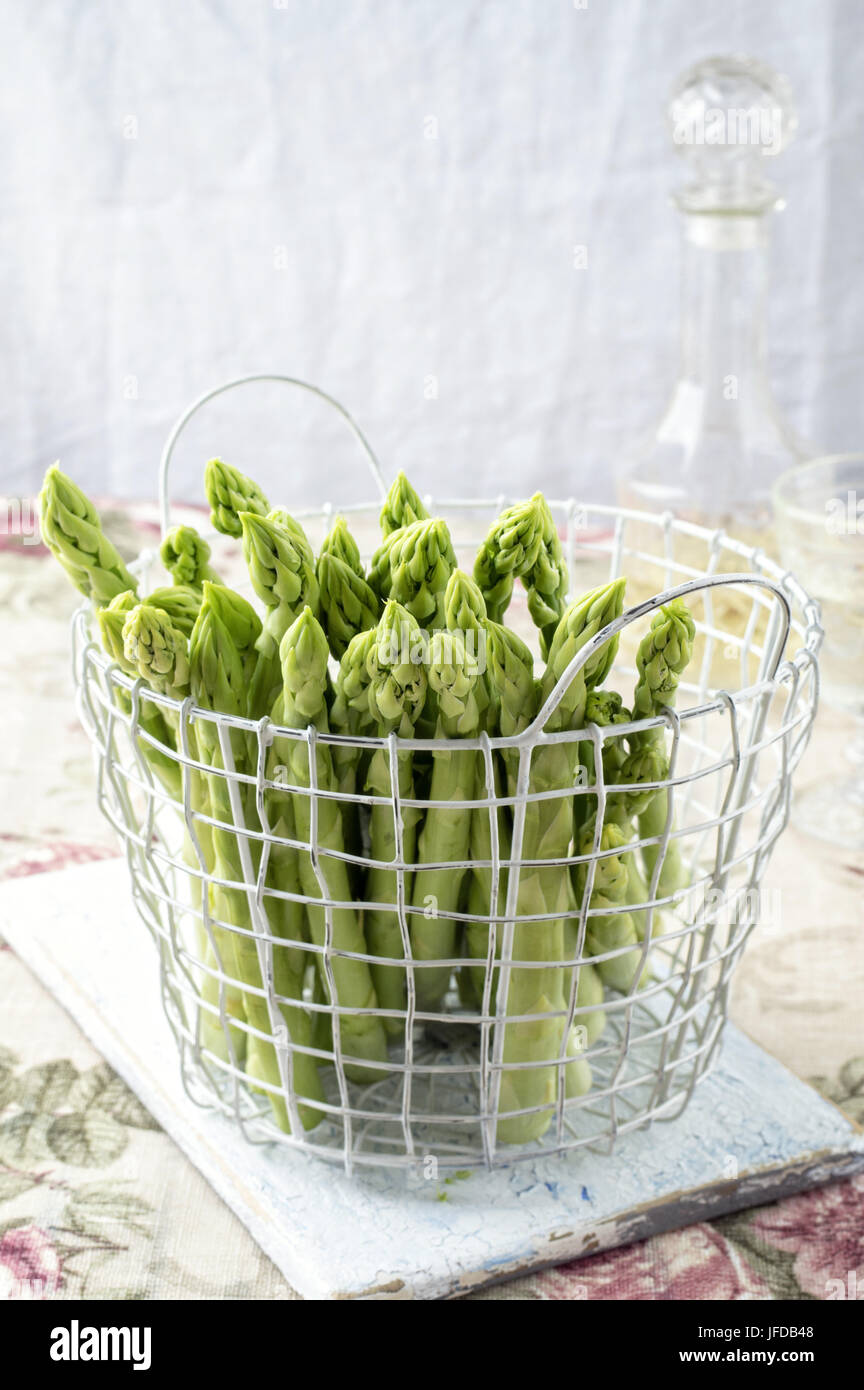 Asparago Verde in cesto Foto Stock