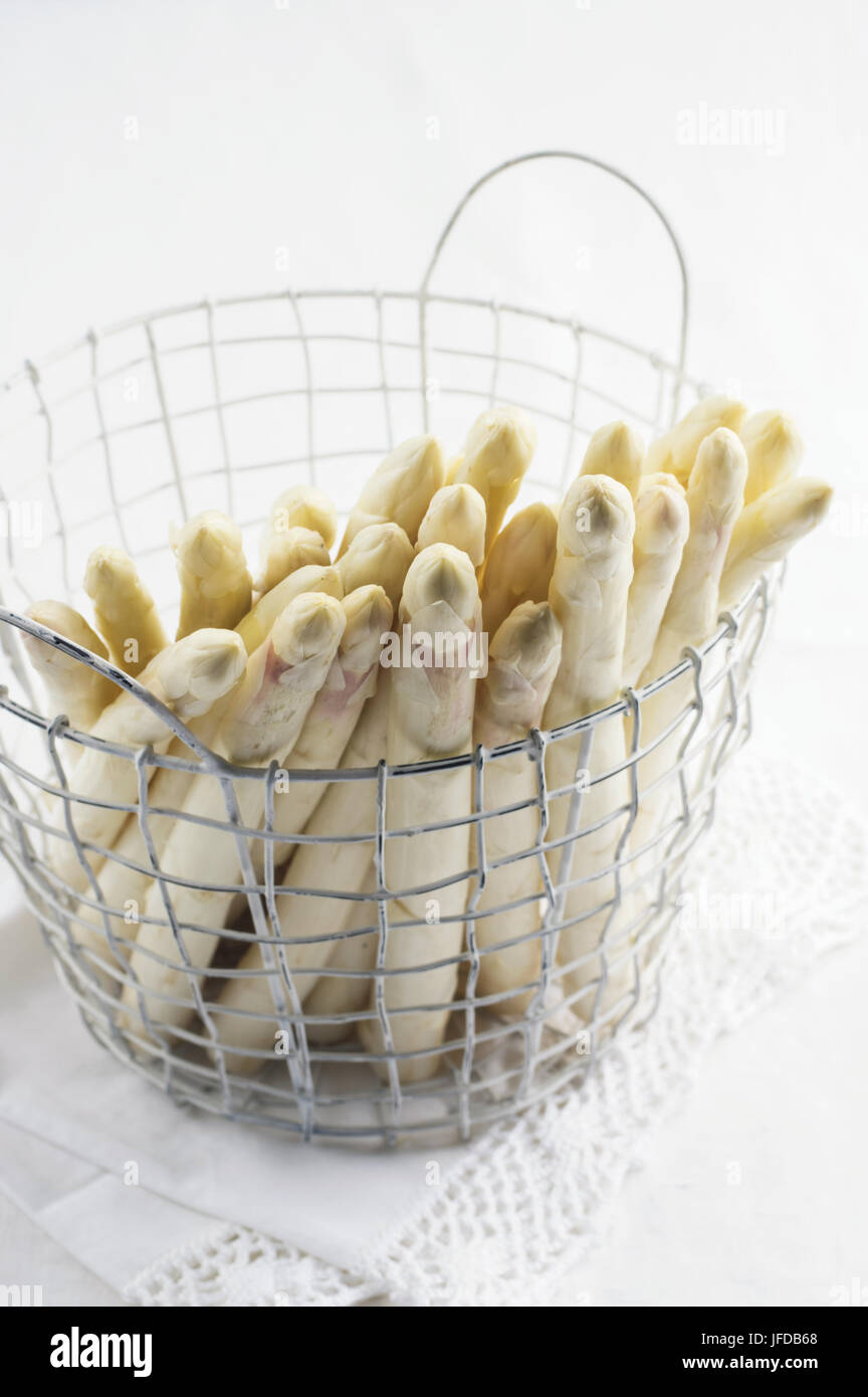 Asparagi bianchi nel cestello Foto Stock