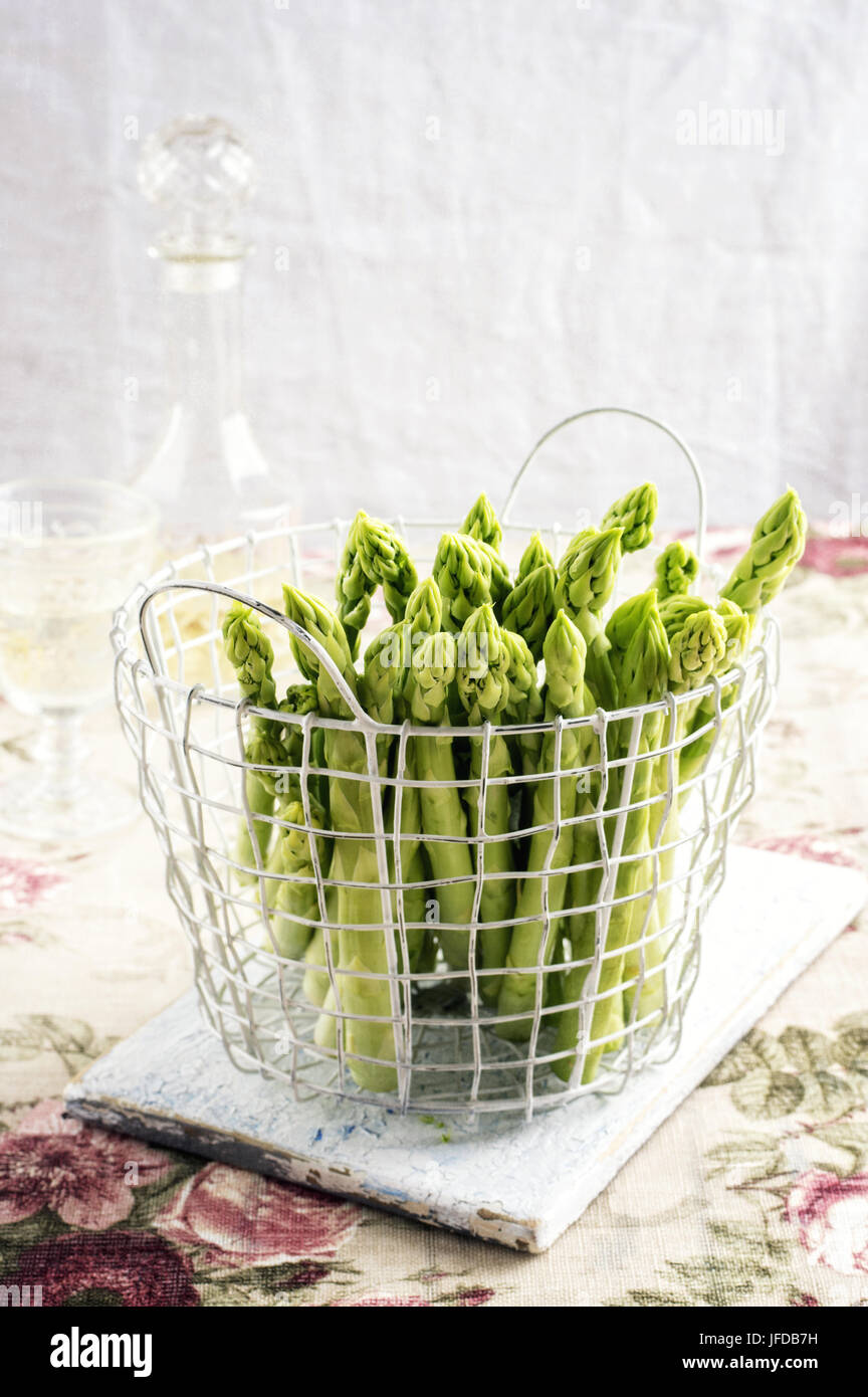 Asparago Verde in cesto Foto Stock