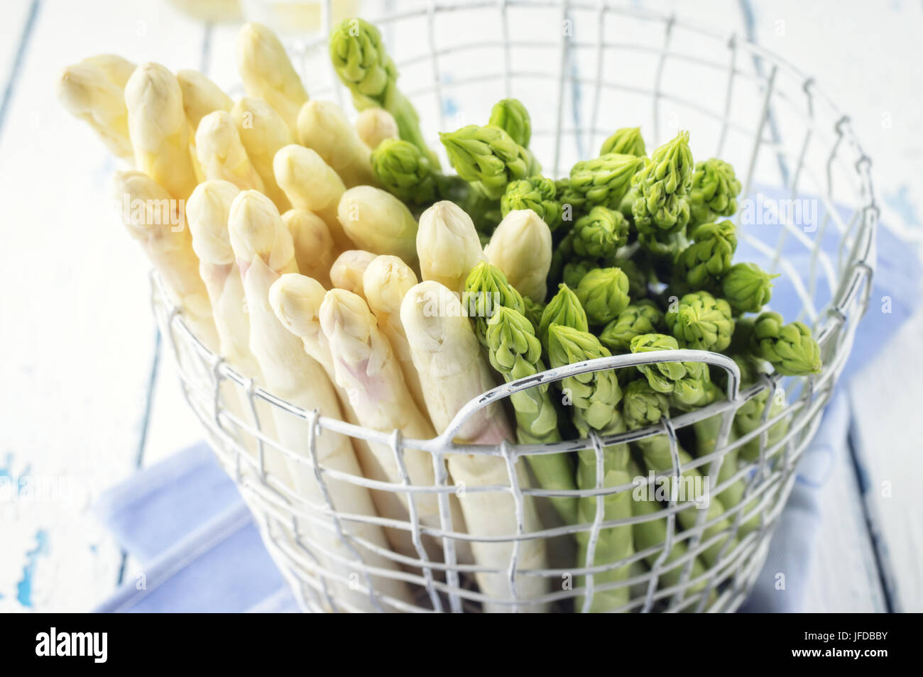 Il bianco e il verde gli asparagi nel cestello Foto Stock
