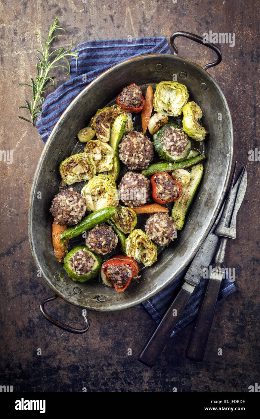 Polpette di riso con verdura in Pod in rame Foto Stock