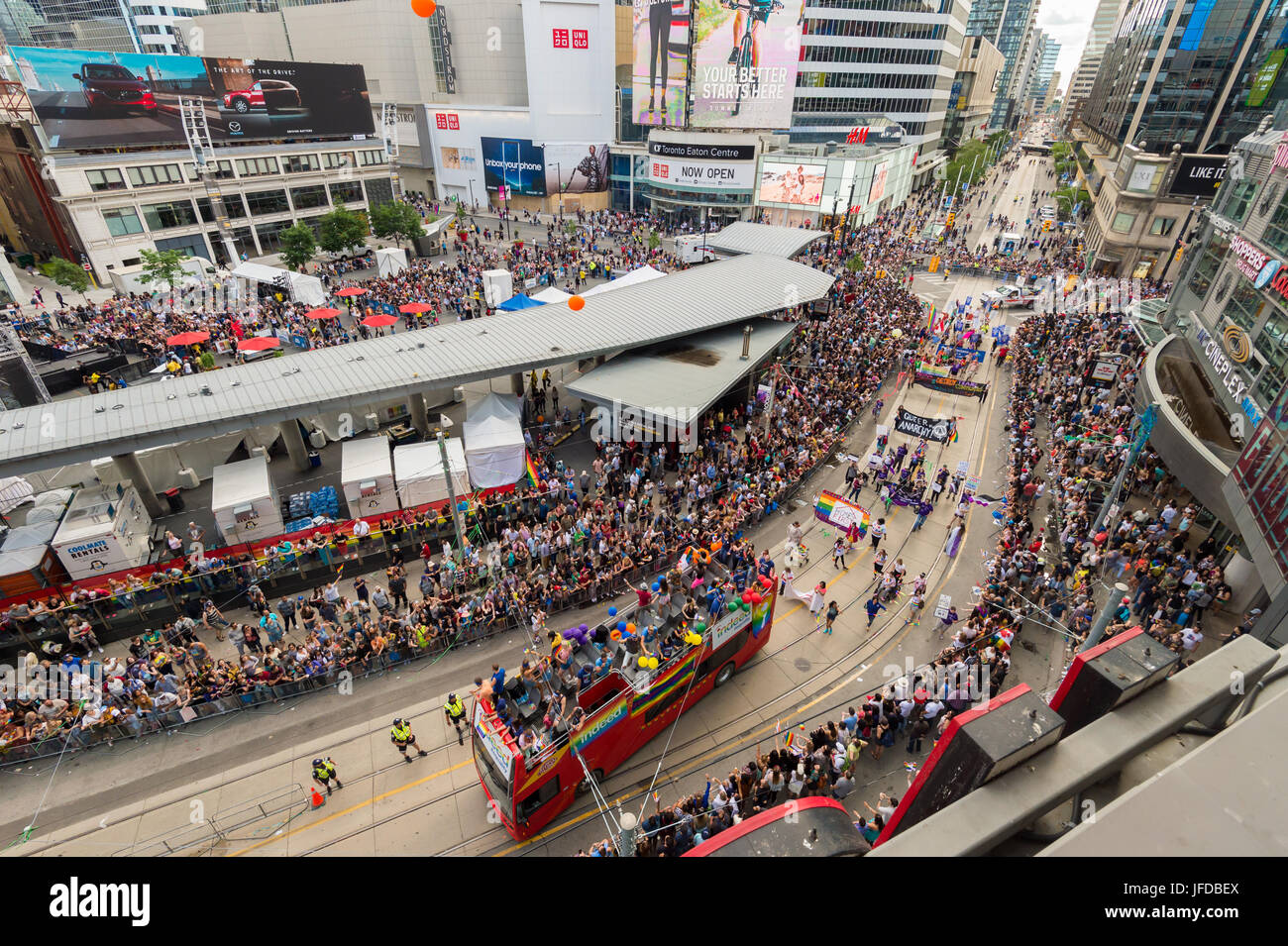 Toronto, Canada - 25 Giugno 2017: veduta aerea di Piazza Yonge-Dundas durante il Pride Parade Foto Stock