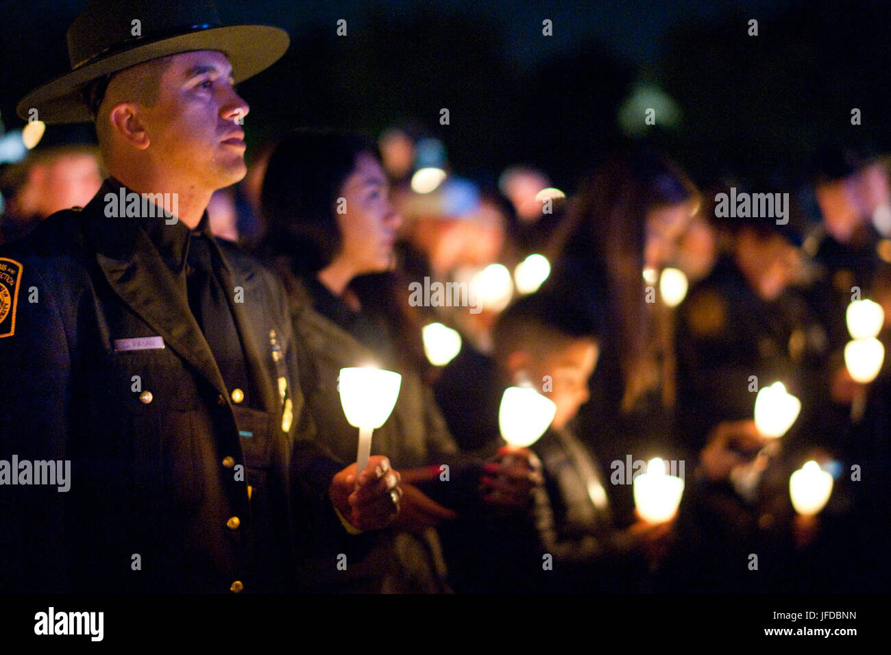 Migliaia di funzionari di polizia e gli agenti si sono riuniti sul National Mall per una fiaccolata in memoria dei caduti gli ufficiali di polizia a livello nazionale Sabato, 13 maggio 2017. Foto Stock