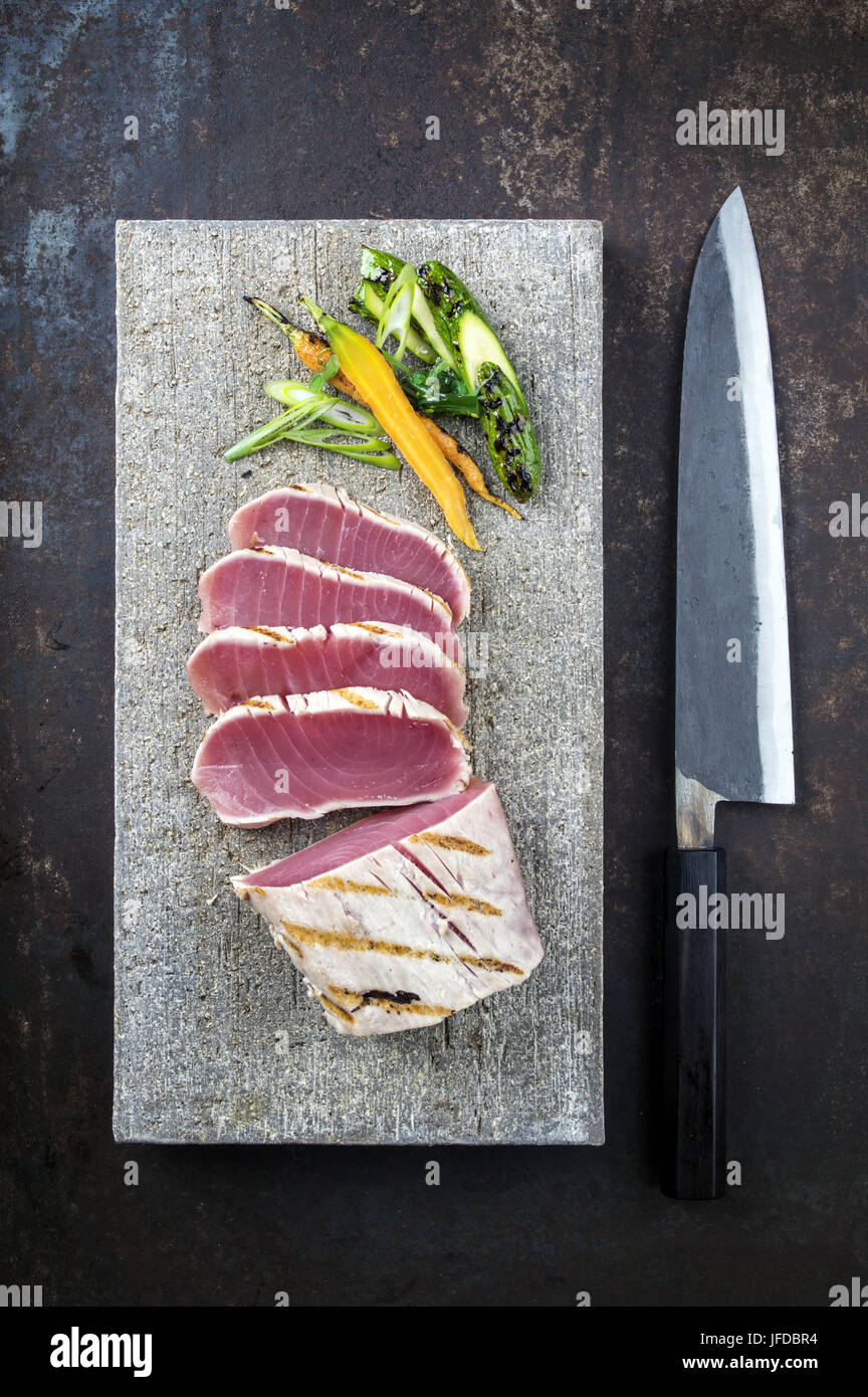 Bistecca di tonno con verdure sul vassoio di pietra Foto Stock