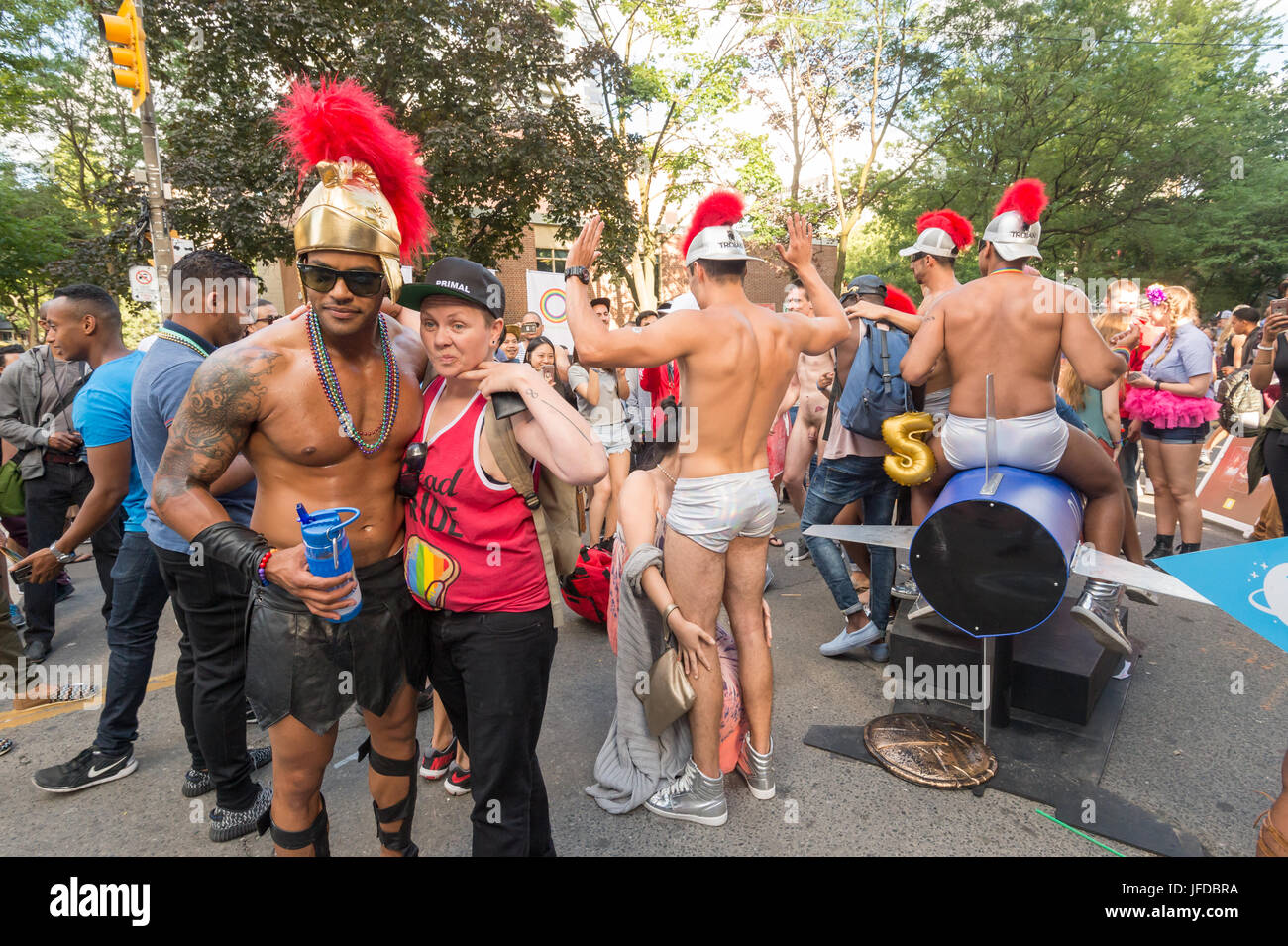 Toronto, Canada - 25 Giugno 2017: Gay gogodancers intrattenere il pubblico in Toronto gay Village Foto Stock
