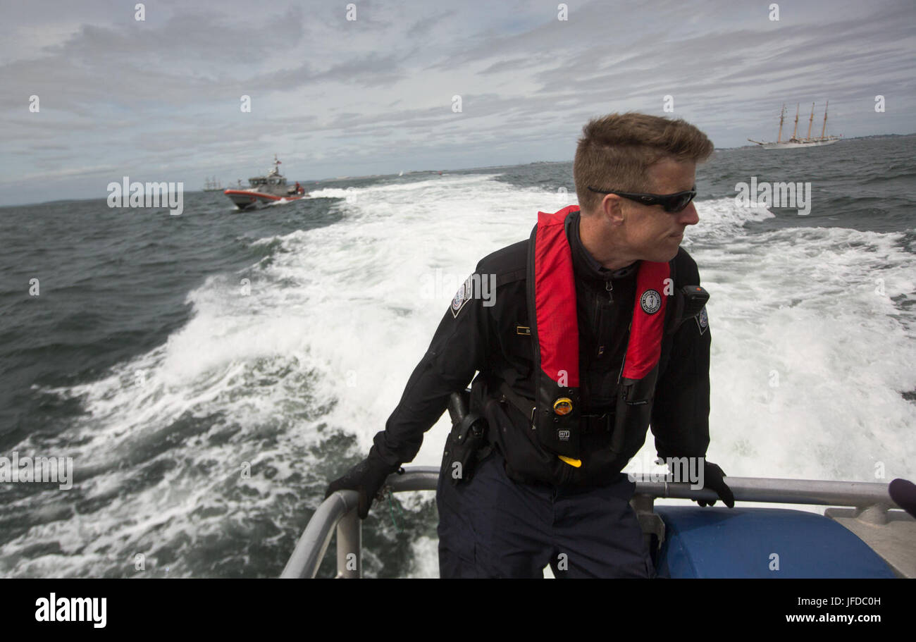 Ufficiali con gli Stati Uniti Delle dogane e della protezione delle frontiere, ufficio di operazioni sul campo, a bordo di una flottiglia di Tall navi al largo di Boston, Massachusetts, per condurre le ispezioni doganali di visitare le navi e gli equipaggi di navi che arrivano per la Vela Boston 2017 event, 16 giugno 2017. Stati Uniti Delle dogane e della protezione delle frontiere Foto Stock