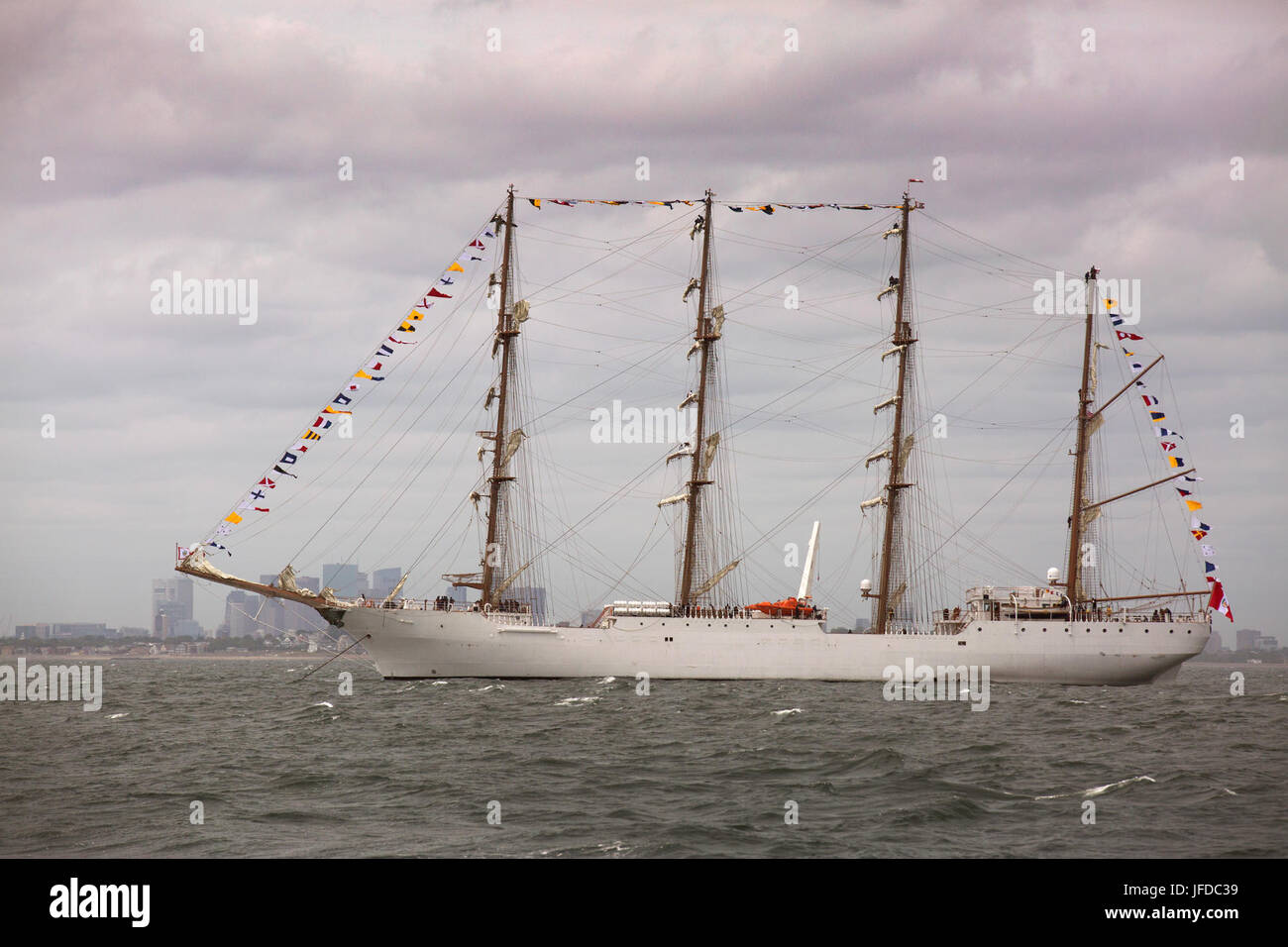 Ufficiali con gli Stati Uniti Delle dogane e della protezione delle frontiere, ufficio di operazioni sul campo, a bordo di una flottiglia di Tall navi al largo di Boston, Massachusetts, per condurre le ispezioni doganali di visitare le navi e gli equipaggi di navi che arrivano per la Vela Boston 2017 event, 16 giugno 2017. Stati Uniti Delle dogane e della protezione delle frontiere Foto Stock