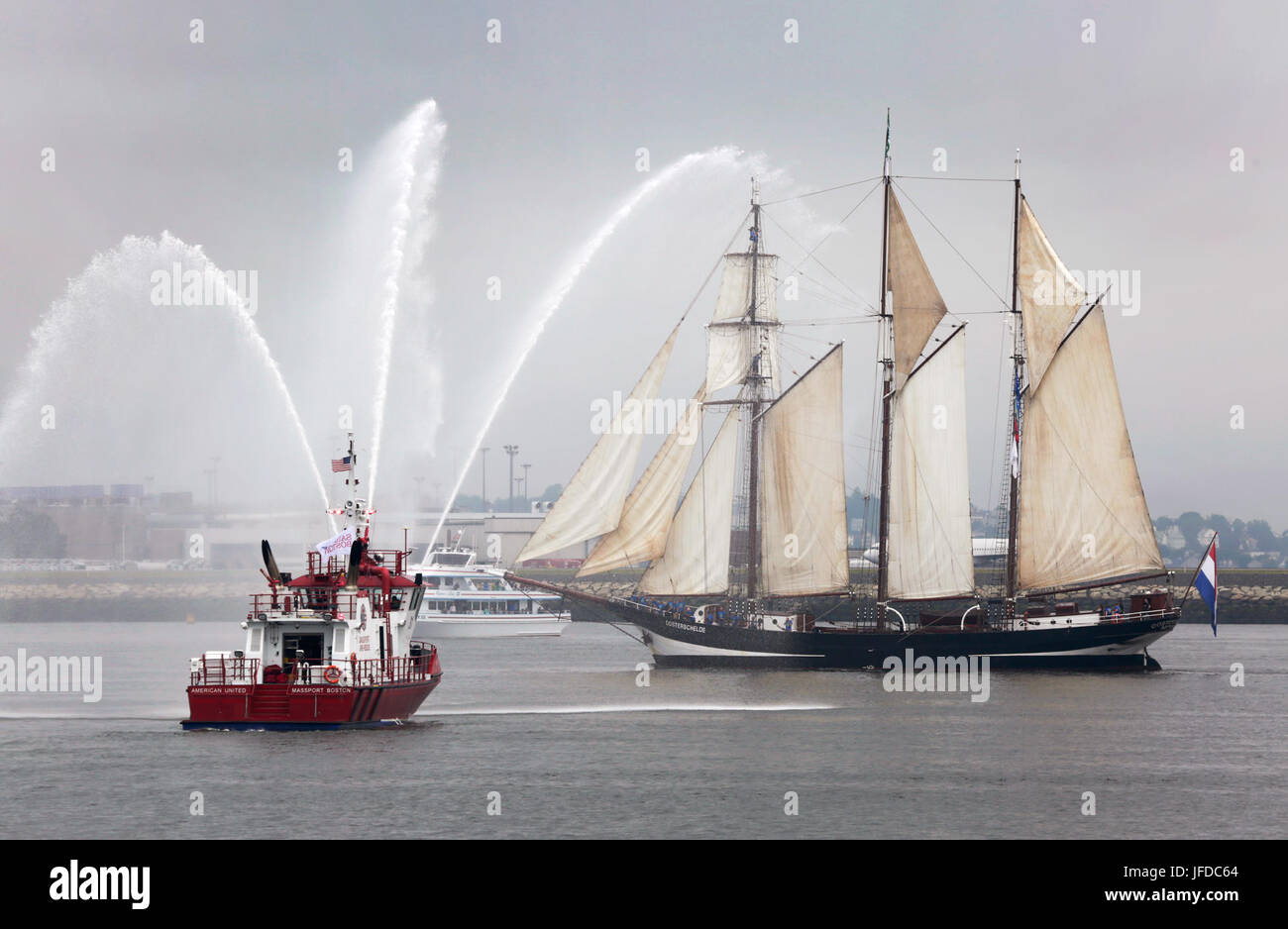 Tall Ships sail nel porto di Boston, MA., in unico file come loro di partecipare in una parata di navi durante la vela Boston 2017 event, 17 giugno 2017. Stati Uniti Delle dogane e della protezione delle frontiere Foto Stock