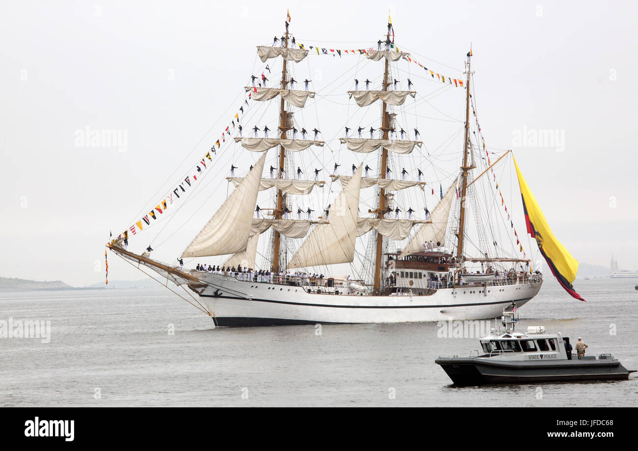 Tall Ships sail nel porto di Boston, MA., in unico file come loro di partecipare in una parata di navi durante la vela Boston 2017 event, 17 giugno 2017. Stati Uniti Delle dogane e della protezione delle frontiere Foto Stock