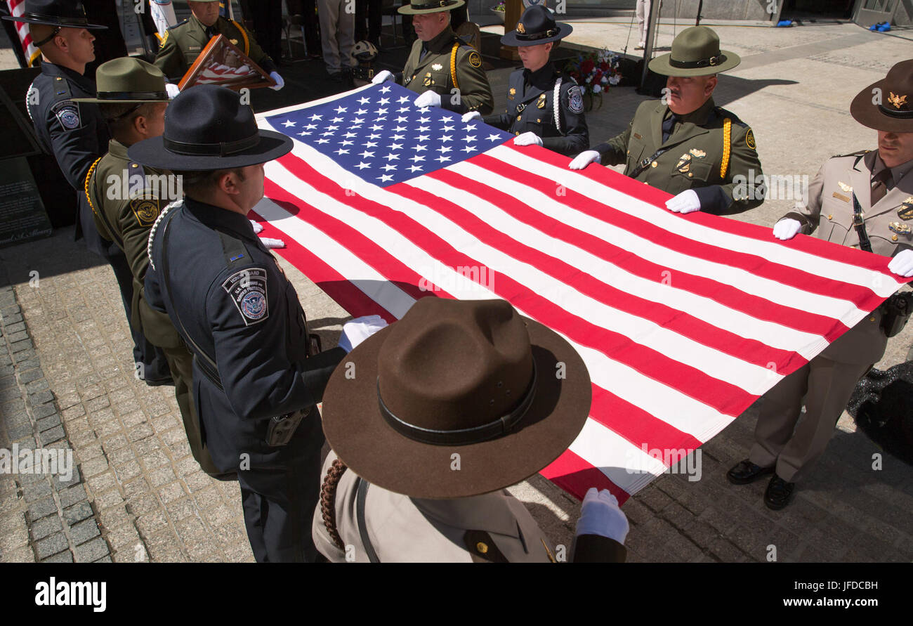 Stati Uniti Delle dogane e della protezione delle frontiere ospita il valor Memorial e corona la cerimonia di posa in Woodrow Wilson Plaza del Ronald Reagan Building a Washington D.C., il 16 maggio 2017. Stati Uniti Delle dogane e della protezione delle frontiere Foto Stock