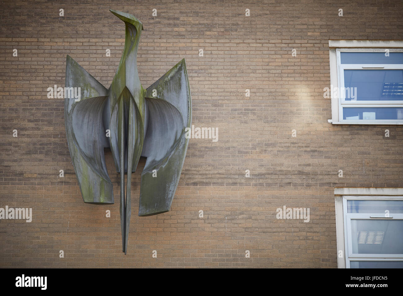 Scultura modernista attaccato a Oldham di Phoenix House 46 Union Street un governo e consiglio edificio per uffici Foto Stock