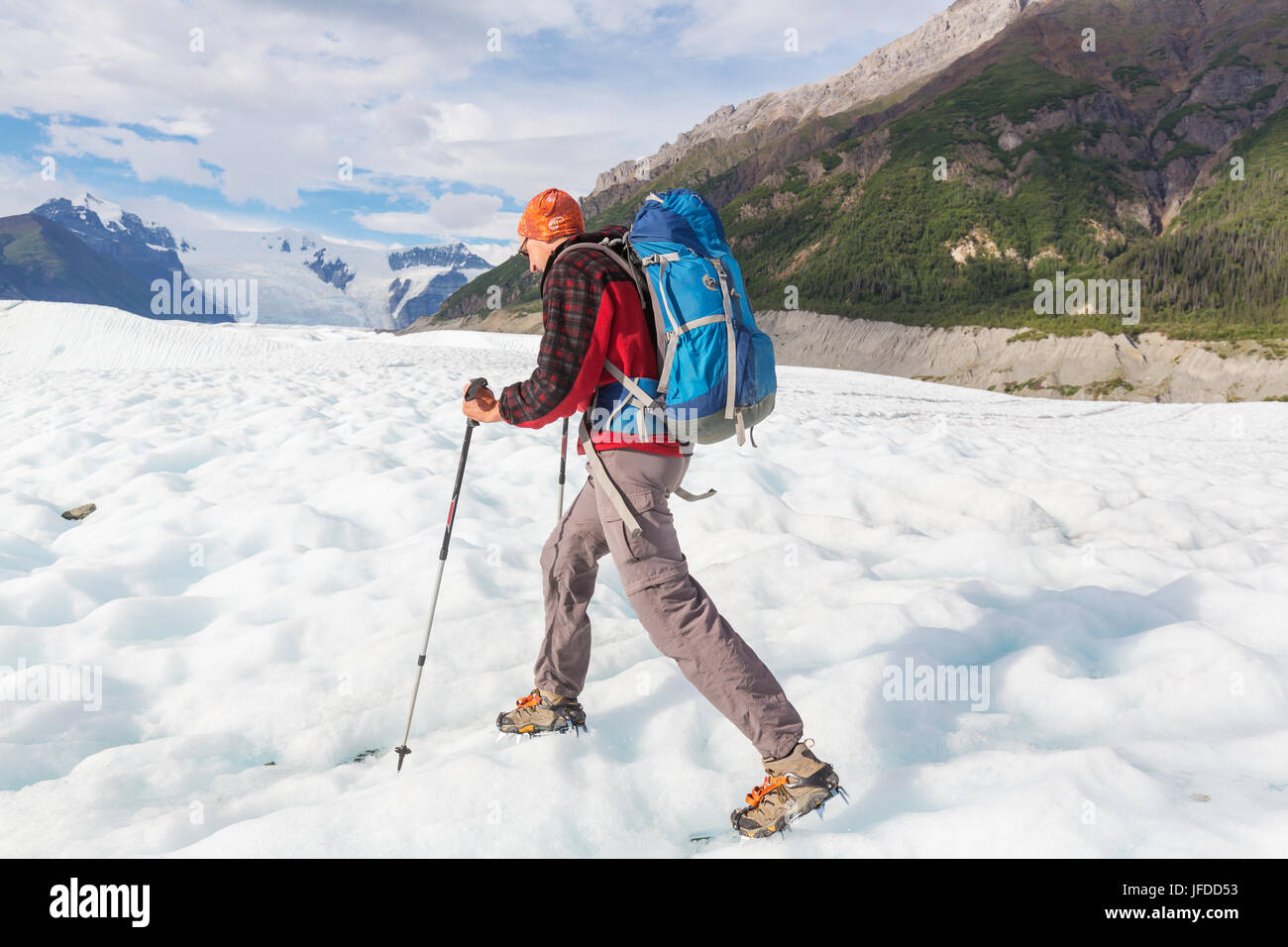 Escursionista sul ghiacciaio Foto Stock