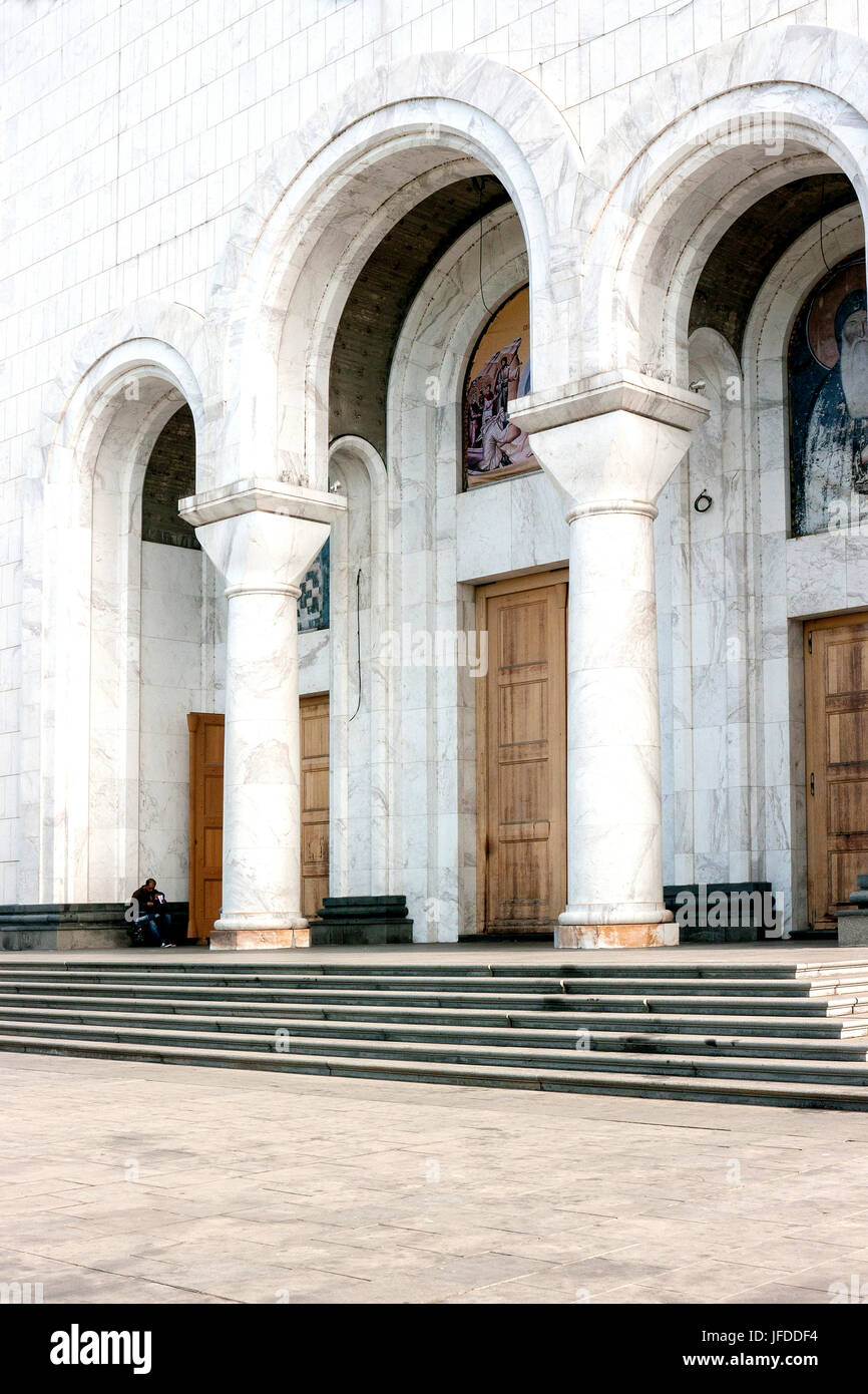 L'ingresso ad arco della Cattedrale di San Sava a Belgrado è la più grande chiesa ortodossa in Europa Foto Stock