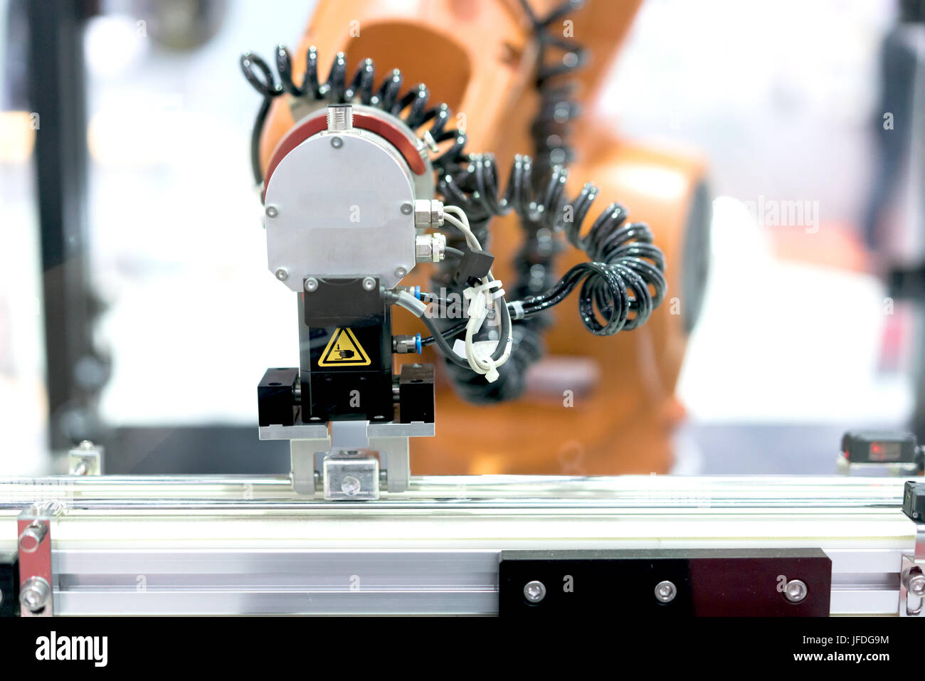 Automatico Il braccio robot con sensore di formazione di immagini nella linea di montaggio a lavorare in fabbrica. Smart factory industry 4.0 concetto. Foto Stock