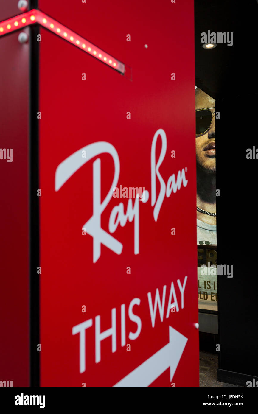 La finestra visualizza il modello del marchio di occhiali da sole Ray Ban in Long Acre, Covent Garden, il 28 giugno 2017, a Londra, in Inghilterra. Foto Stock