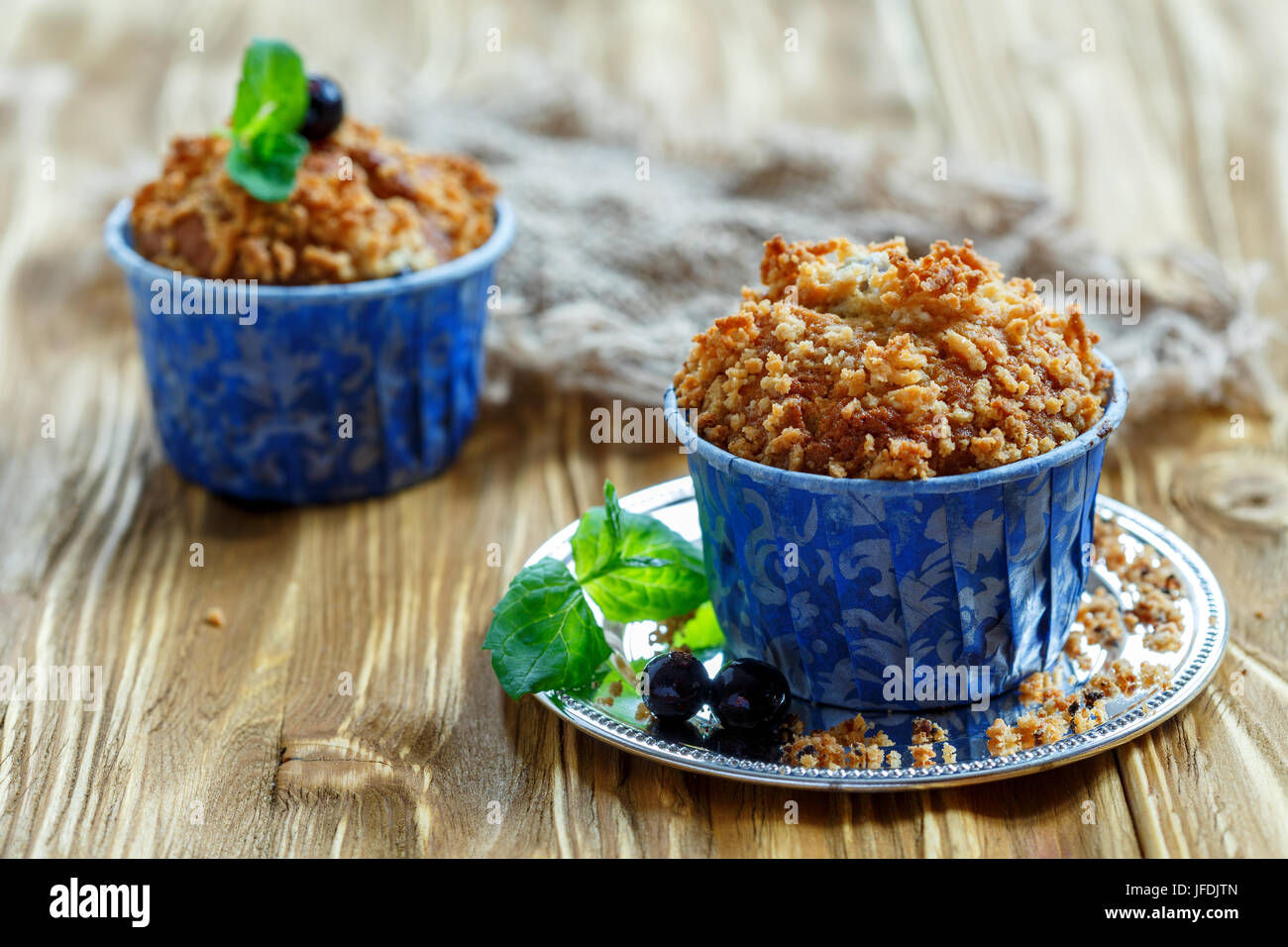 Muffin fatti in casa con Blackberry e un rametto di menta. Foto Stock