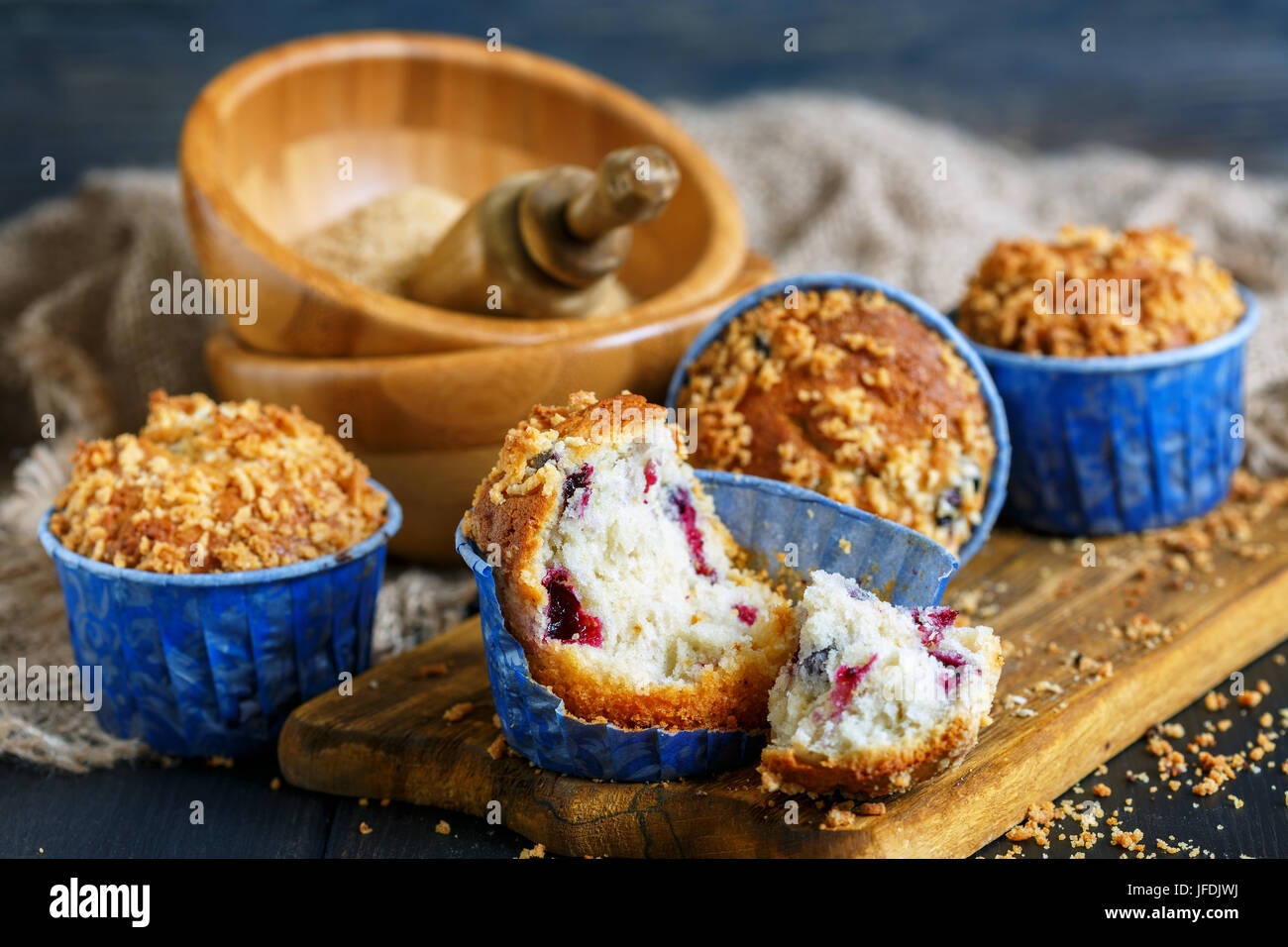 Muffin freschi con ribes nero. Foto Stock