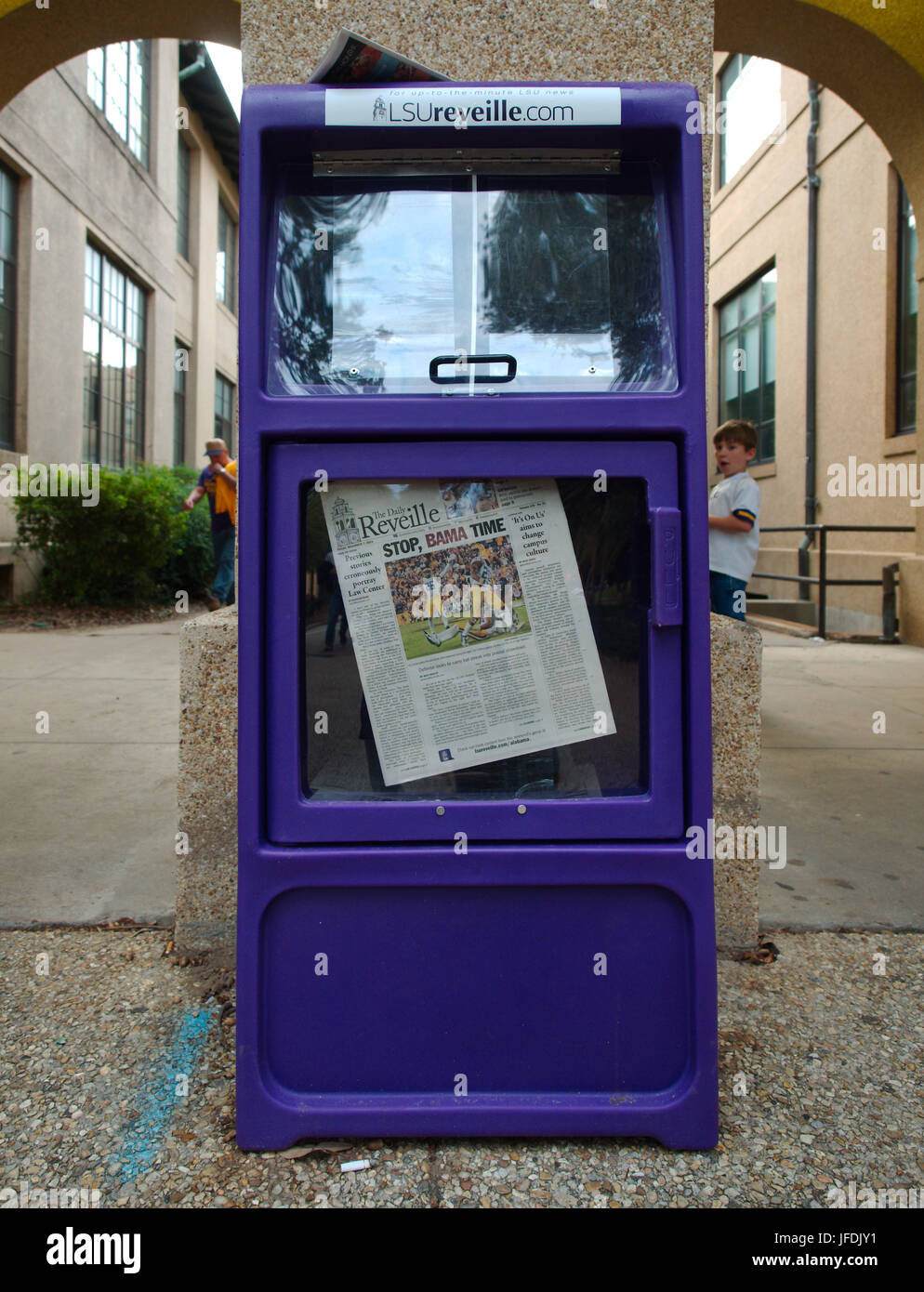 BATON ROUGE, LOUISIANA - 2014: un giornale macchina distributrice durante un LSU del gioco del calcio visualizza la sveglia giornaliera della copertura del gioco. Foto Stock