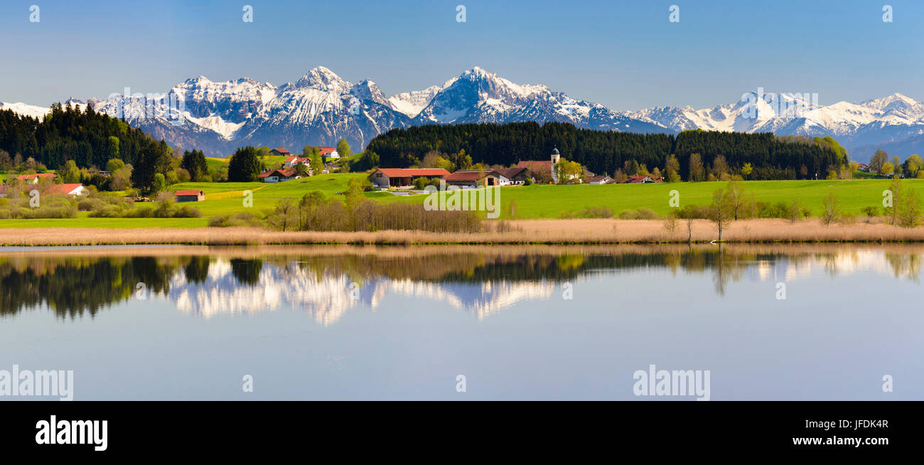 Panorama delle montagne in Baviera mirroring simmetrica nel lago Foto Stock