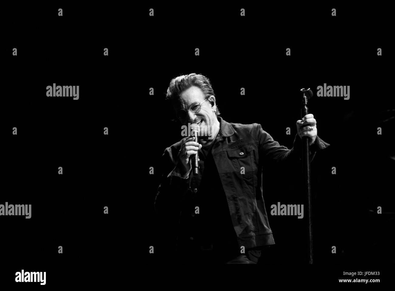 U2 Joshua Tree trentesimo anniversario 1987-2017 una serie di immagini che mostra lo stato d'animo U2's Joshua Tree 30 anni di anniversario reunion tour a MetLife stadium NJ Foto Stock