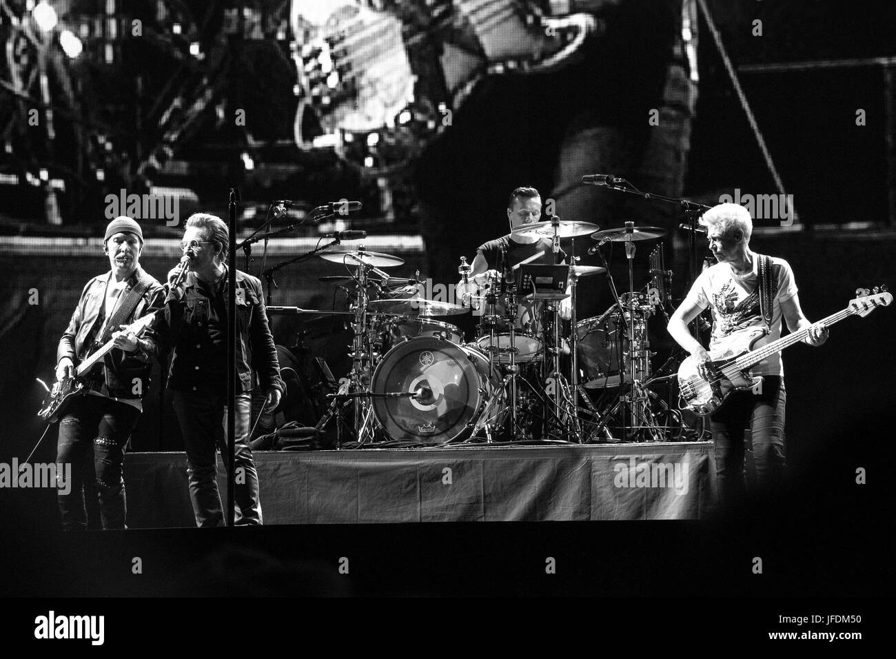 U2 Joshua Tree trentesimo anniversario 1987-2017 una serie di immagini che mostra lo stato d'animo U2's Joshua Tree 30 anni di anniversario reunion tour a MetLife stadium NJ Foto Stock